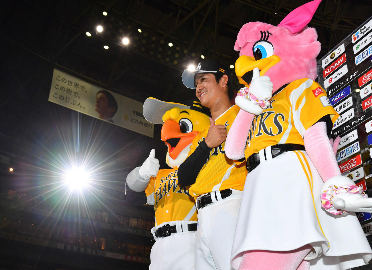 ソフトバンク対日本ハム　日本ハムにサヨナラ勝利し、お立ち台でポーズを決める柳町（撮影・岩下翔太）