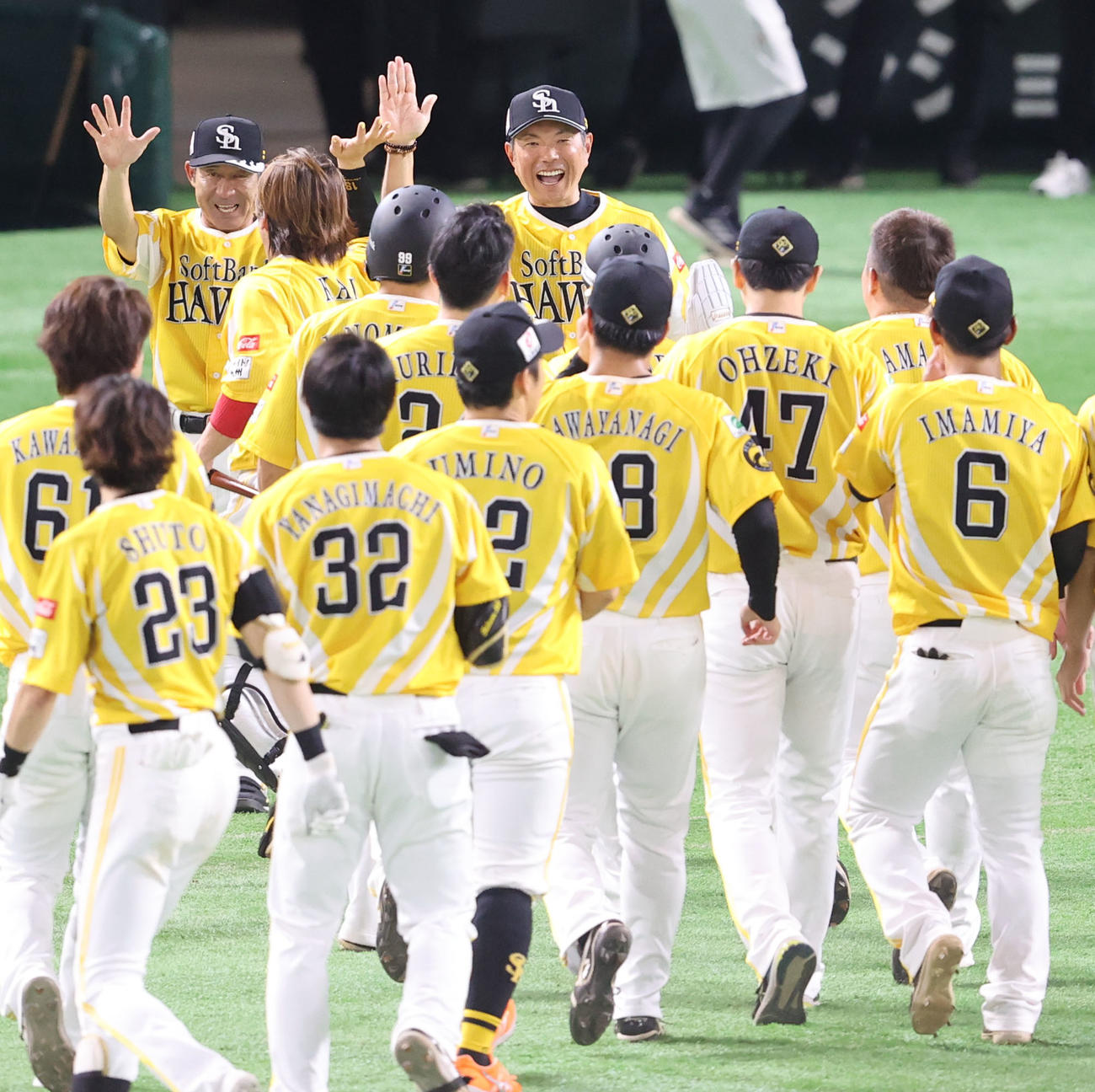 ソフトバンク対日本ハム　サヨナラで勝利を飾りナインを出迎える小久保監督（撮影・梅根麻紀）