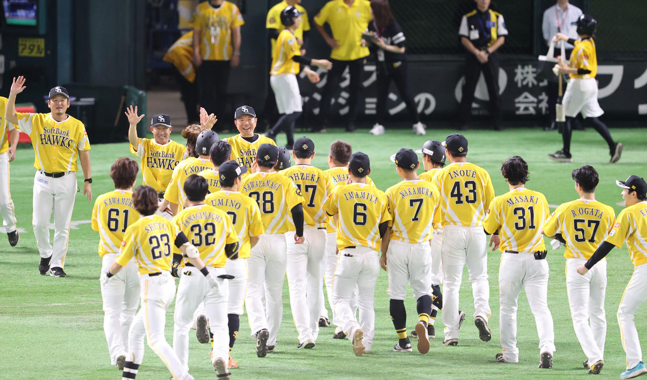 ソフトバンク対日本ハム　サヨナラで勝利を飾りナインを出迎える小久保監督（撮影・梅根麻紀）