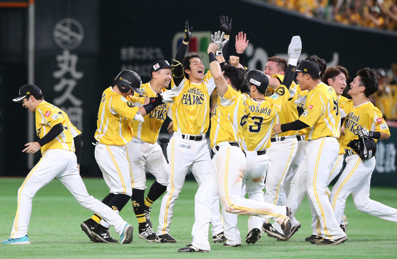 ソフトバンク対日本ハム　9回裏ソフトバンク1死二、三塁、サヨナラの中前適時打を放った柳町達に集まって喜ぶソフトバンクナイン（撮影・鬼束羽瑠菜）