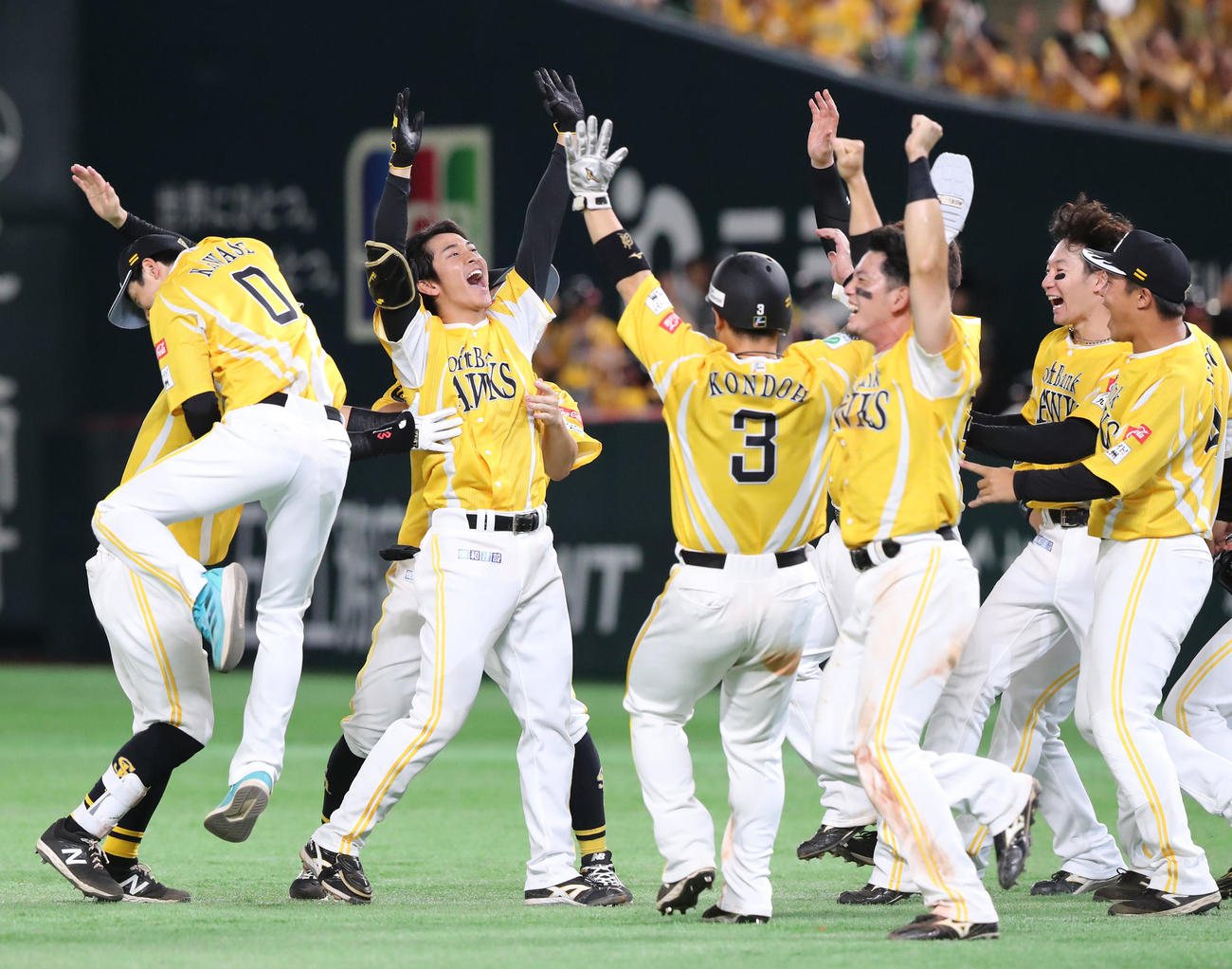 ソフトバンク対日本ハム　9回裏ソフトバンク1死二、三塁、サヨナラの中前適時打を放った柳町達に集まって喜ぶソフトバンクナイン（撮影・鬼束羽瑠菜）