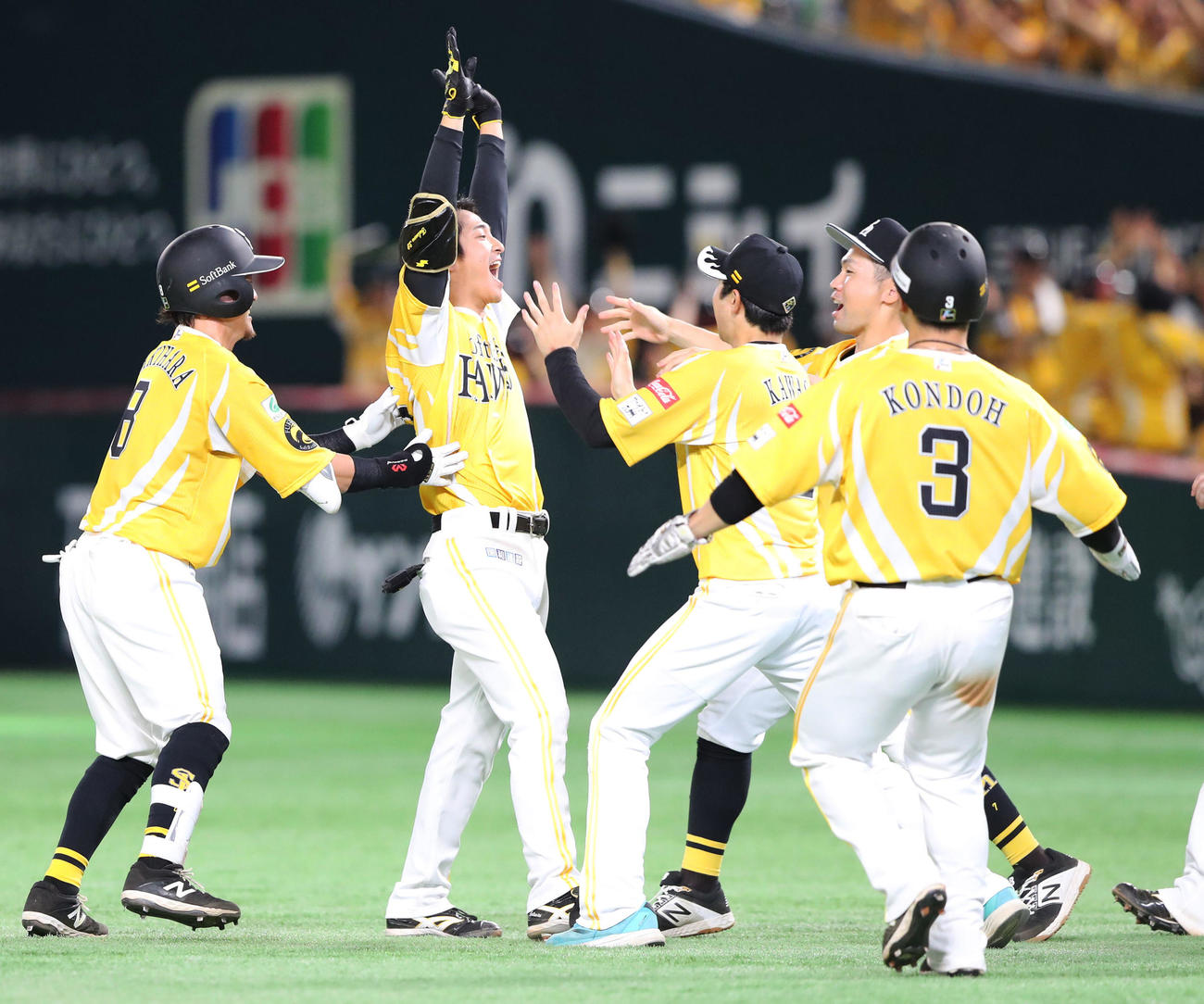 ソフトバンク対日本ハム　9回裏ソフトバンク1死二、三塁、サヨナラの中前適時打を放った柳町達に集まって喜ぶソフトバンクナイン（撮影・鬼束羽瑠菜）