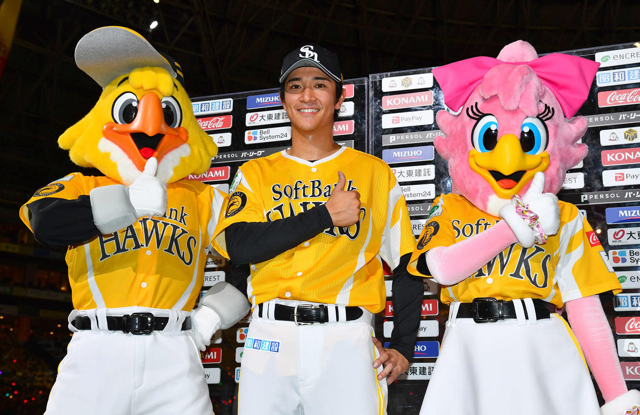 ソフトバンク対日本ハム　日本ハムにサヨナラ勝利し、お立ち台でポーズを決める柳町（撮影・岩下翔太）