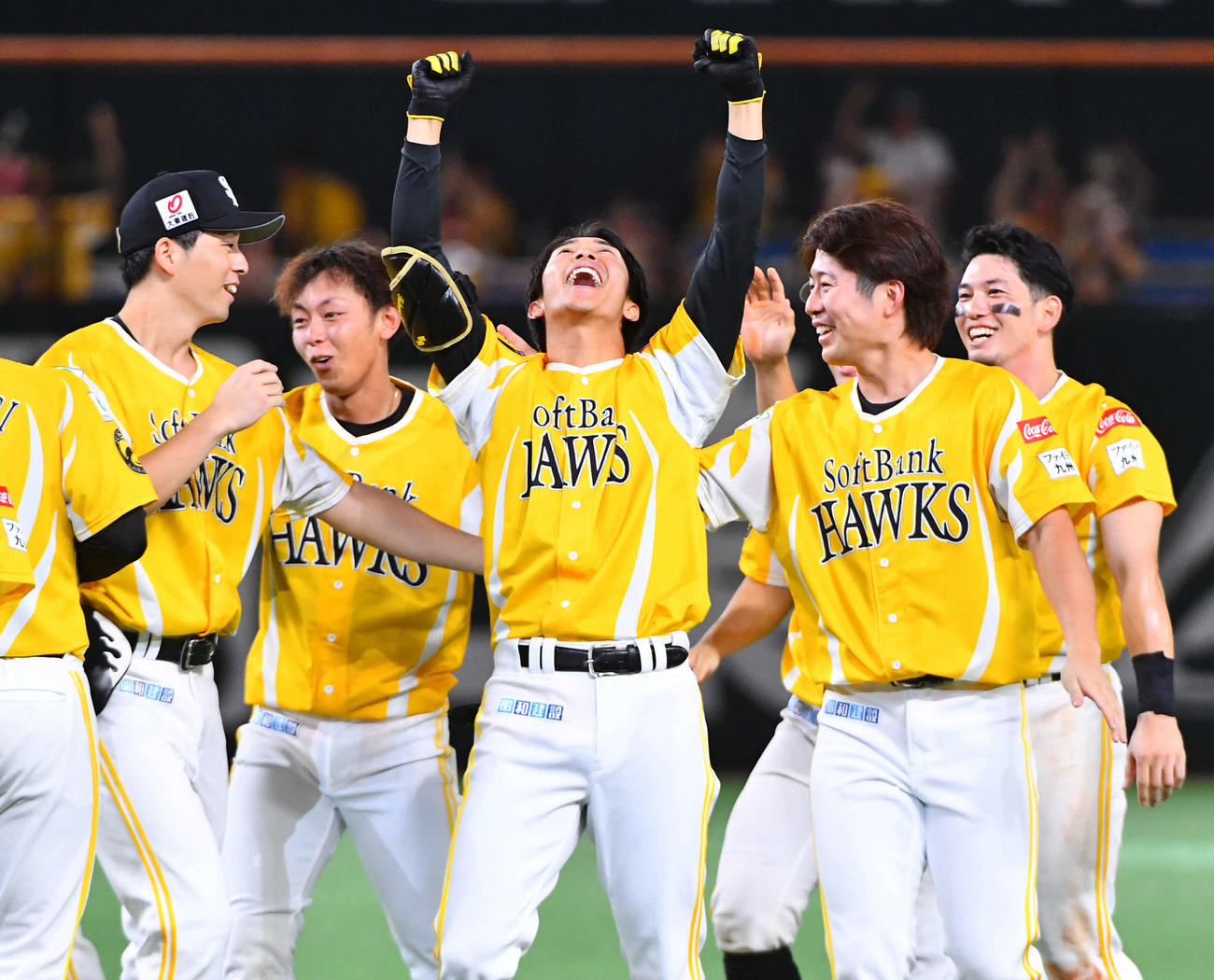 ソフトバンク対日本ハム　9回裏ソフトバンク1死二、三塁、中前へサヨナラ打を放った柳町（中央）は、雄たけびをあげながらガッツポーズ（撮影・岩下翔太）
