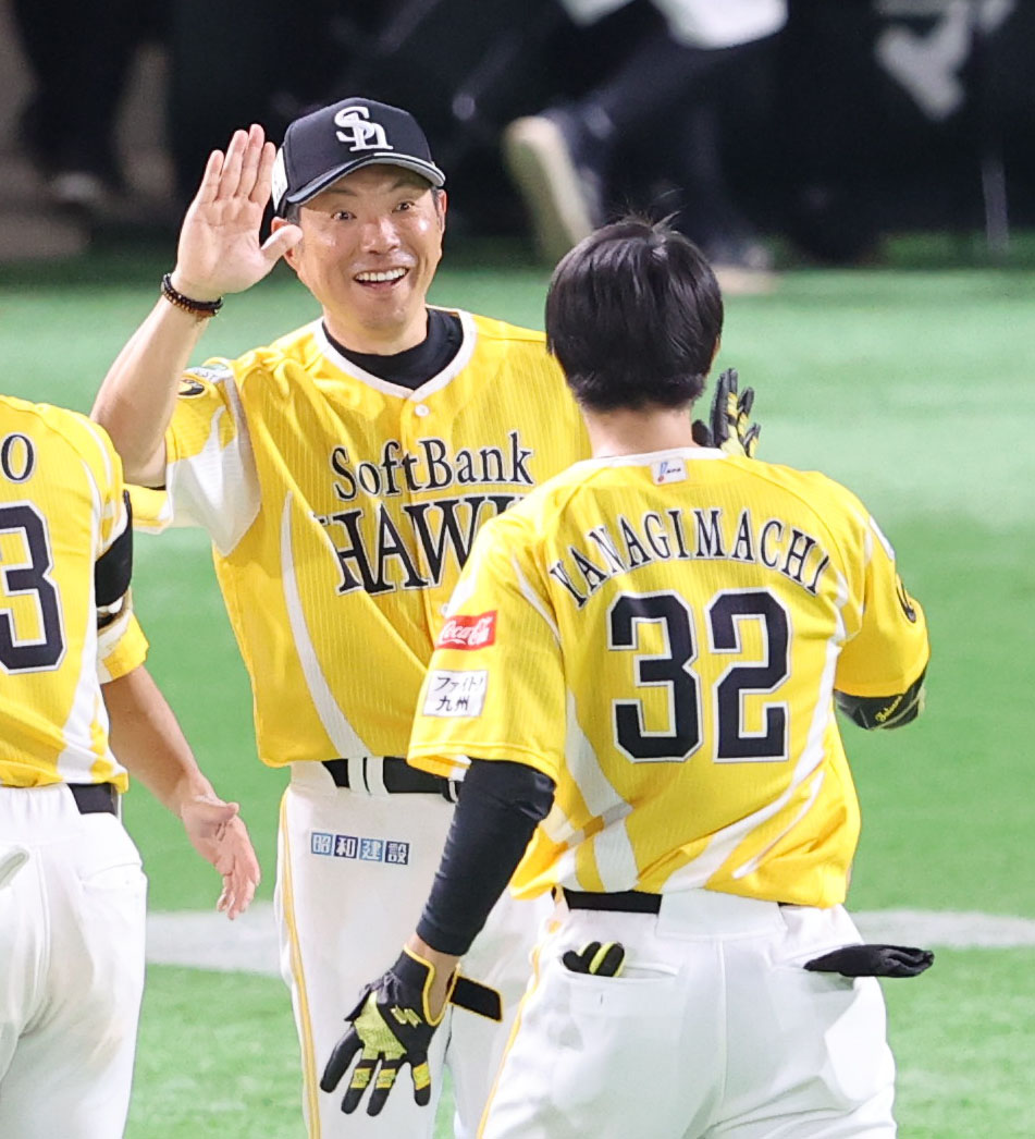 ソフトバンク対日本ハム　サヨナラで勝利を飾り柳町を出迎える小久保監督（撮影・梅根麻紀）