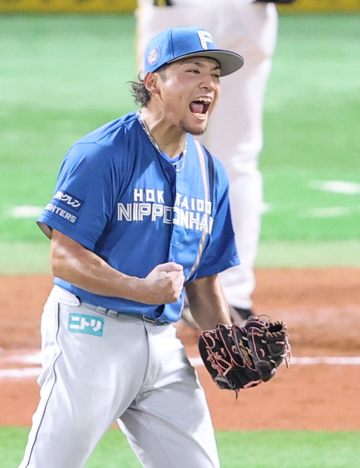 ソフトバンク対日本ハム　7回裏ソフトバンク2死一、三塁、伊藤は柳町を空振りの三振に仕留めガッツポーズ（撮影・梅根麻紀）