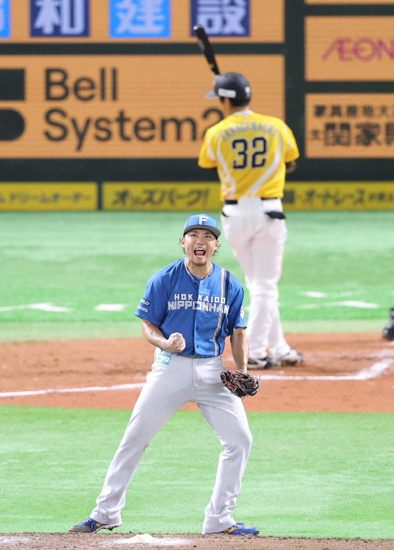 ソフトバンク対日本ハム　7回裏ソフトバンク2死一、三塁、伊藤は柳町を空振りの三振に仕留めガッツポーズ（撮影・梅根麻紀）