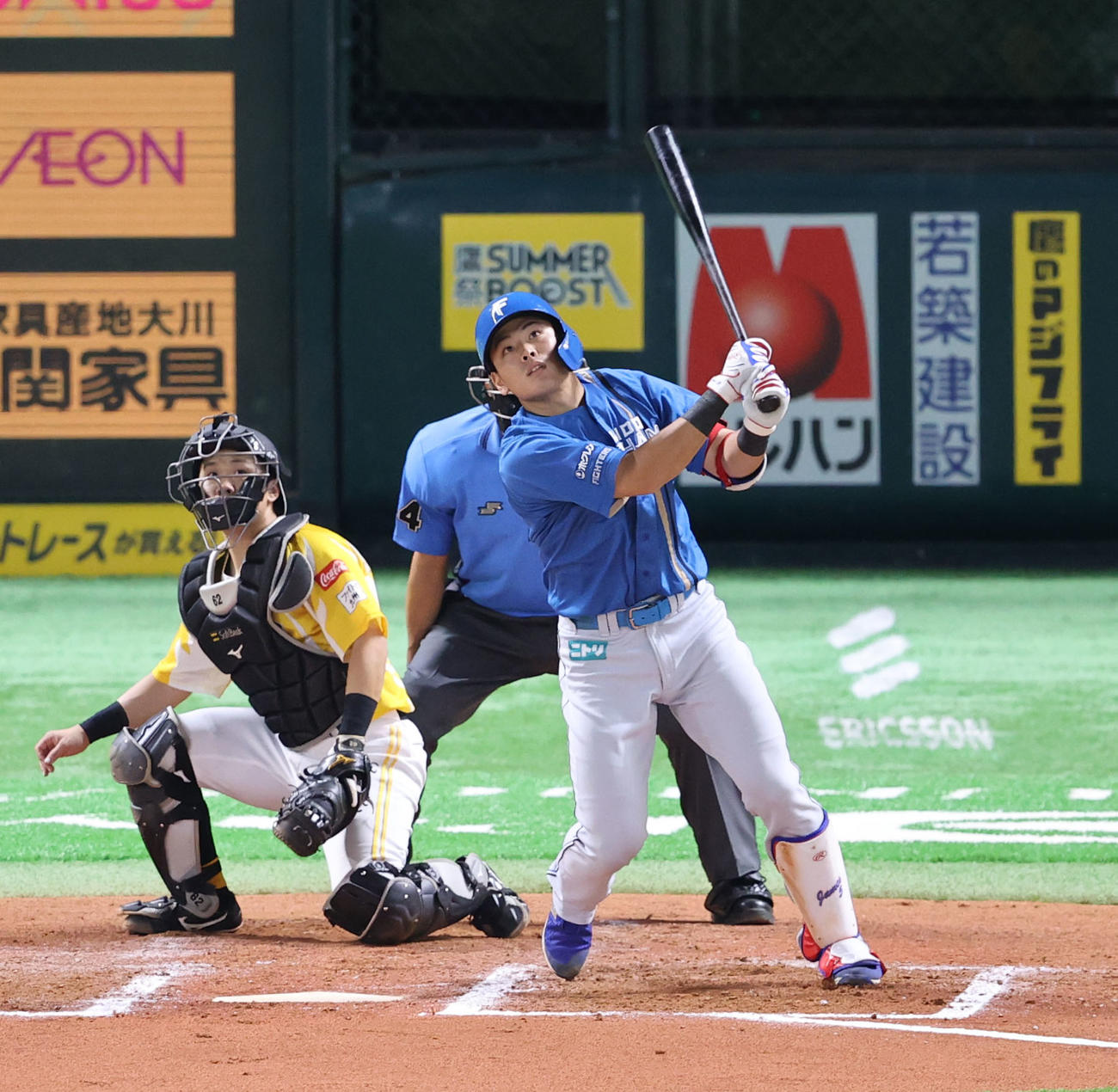 ソフトバンク対日本ハム　7回表日本ハム2死一塁、野村は中越えに逆転となる2点本塁打を放つ（撮影・梅根麻紀）