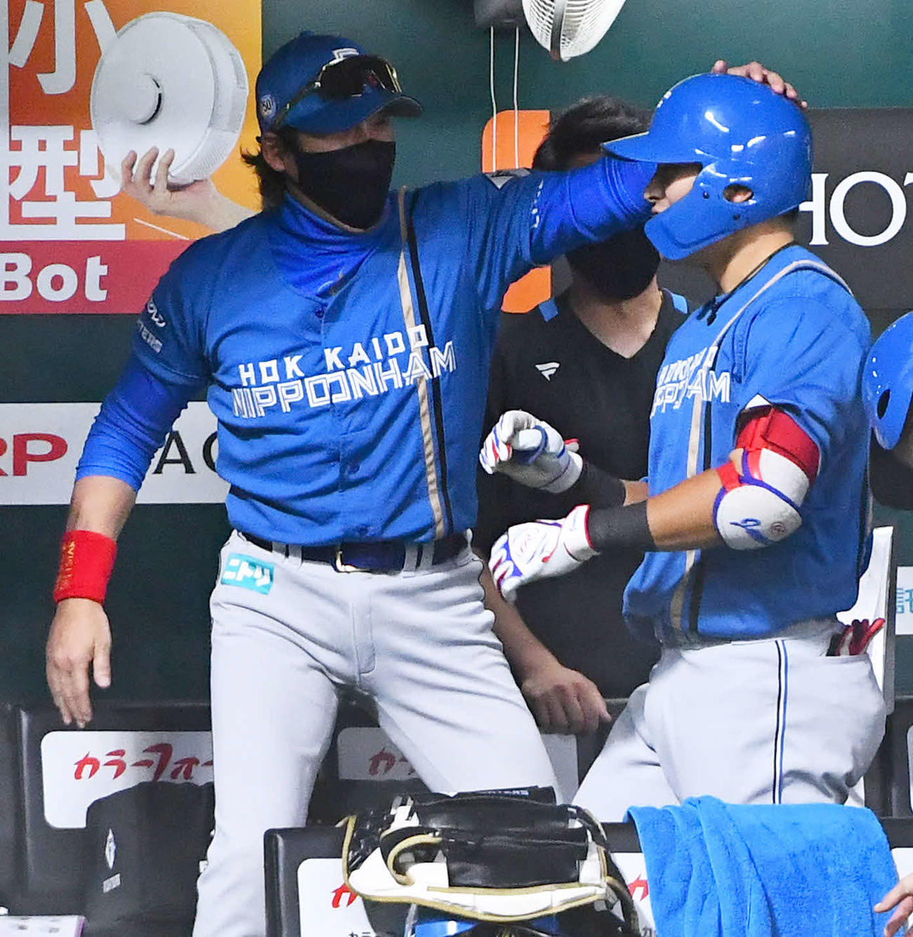 ソフトバンク対日本ハム　7回表日本ハム2死一塁、逆転の中越え2点本塁打を放った野村（右）の頭をなでる新庄監督（撮影・岩下翔太）