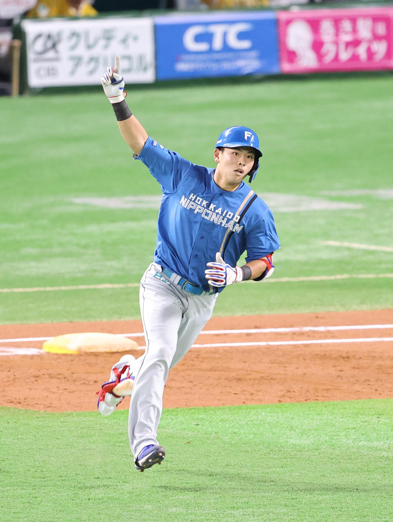 ソフトバンク対日本ハム　7回表日本ハム2死一塁、野村は中越えに逆転となる2点本塁打を放つ（撮影・梅根麻紀）