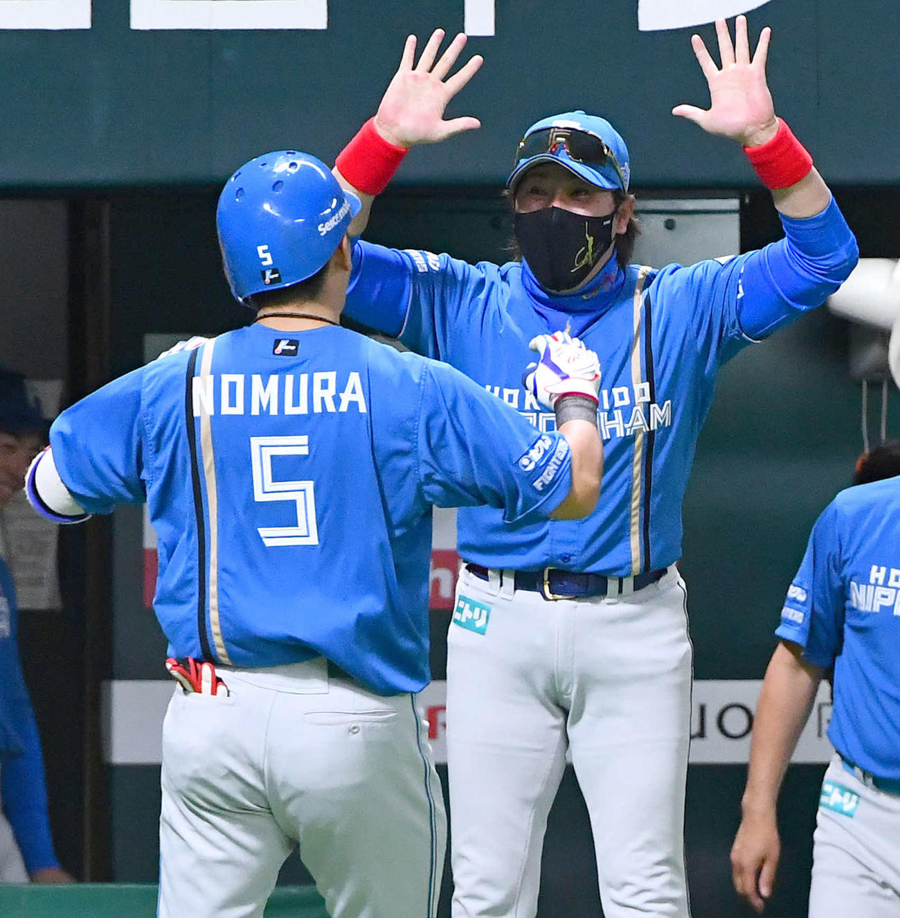 ソフトバンク対日本ハム　7回表日本ハム2死一塁、逆転の中越え2点本塁打を放った野村（左）と笑顔でハイタッチする新庄監督（撮影・岩下翔太）