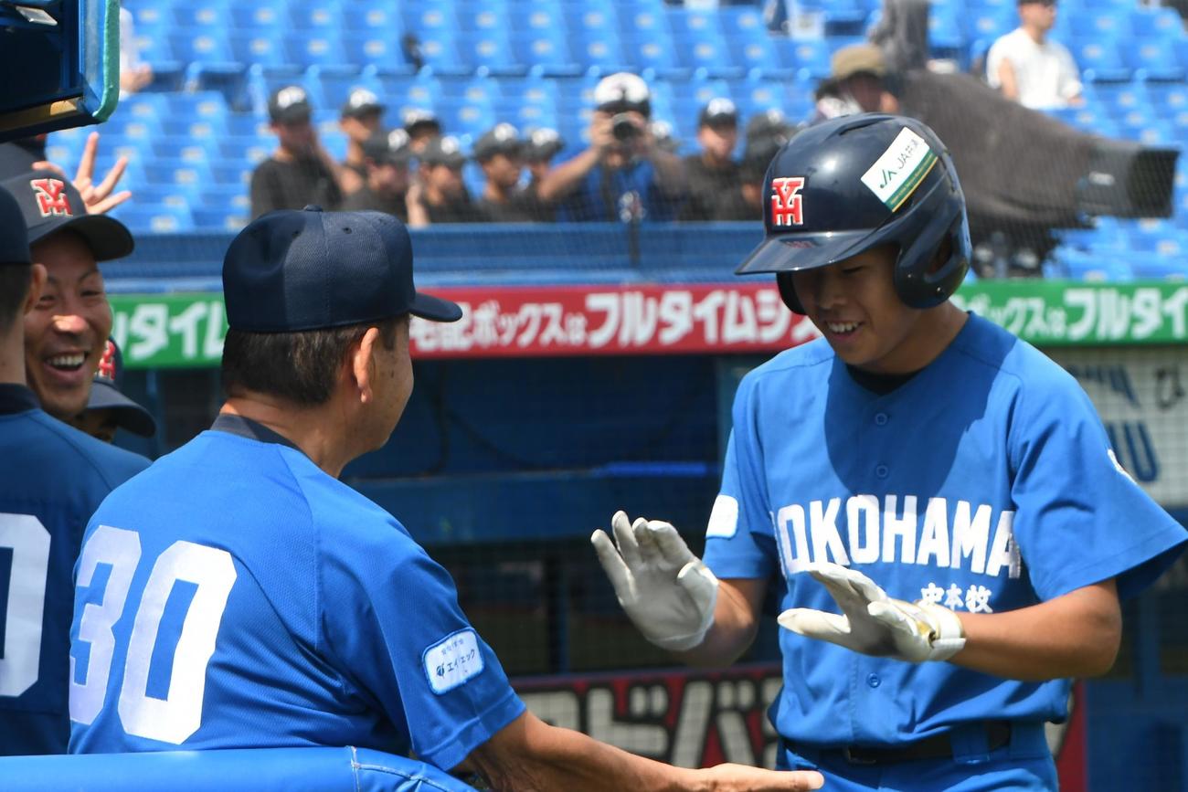ランニング弾で生還の中本牧・山元はタッチを求める村上監督におっかなびっくり（撮影・久我悟）　