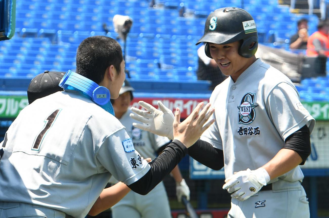 逆転2ランの世田谷西・東は首元を冷やしていた先発・大矢の出迎えを受けてにっこり（撮影・久我悟）　