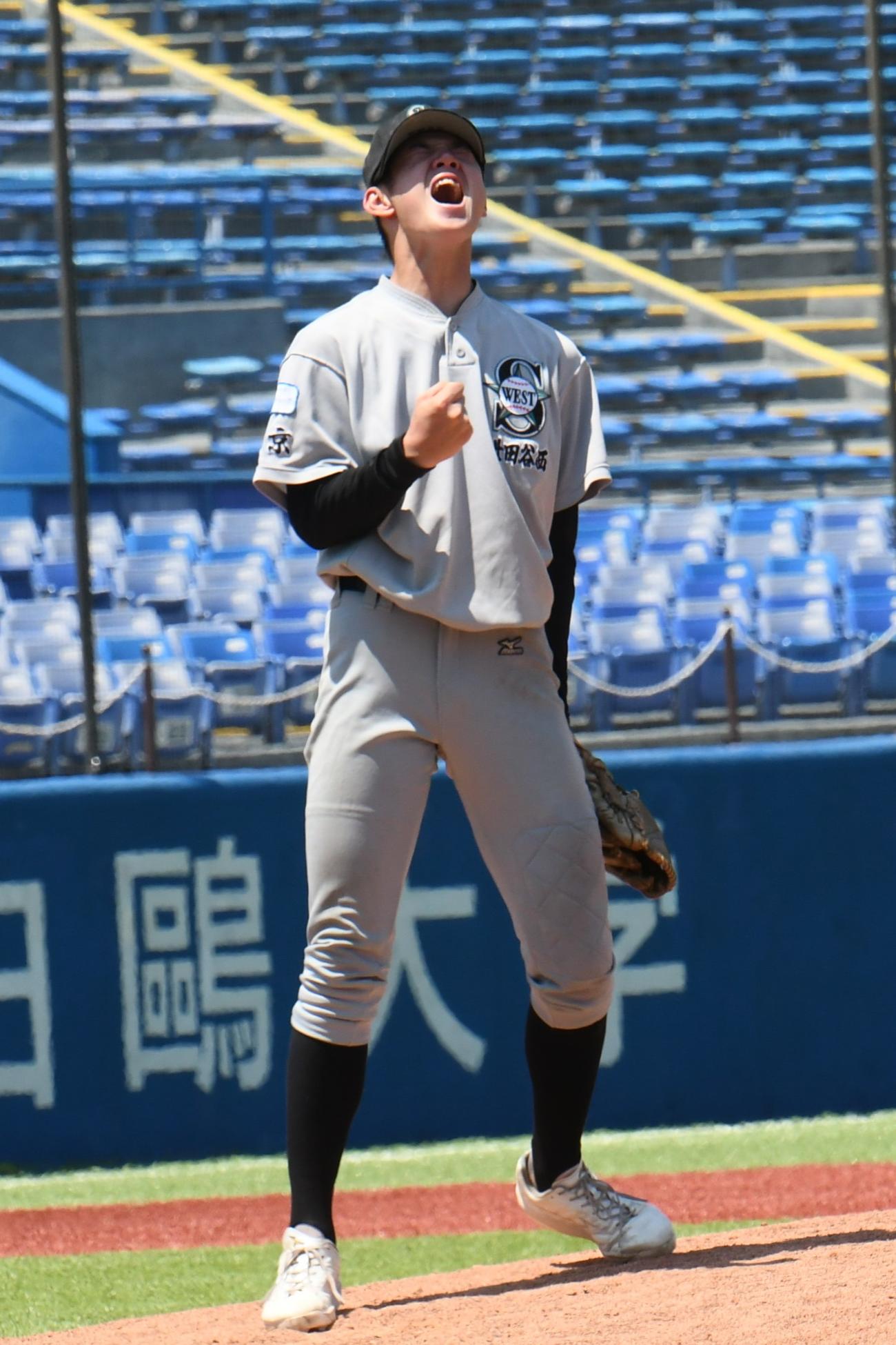 球道くん対マー君だ！　世田谷西の大矢球道は5回表、札幌新琴似の田中将大から三振を奪い雄たけびを上げた。2人の対決は2打数1安打1四球でした（撮影・久我悟）　