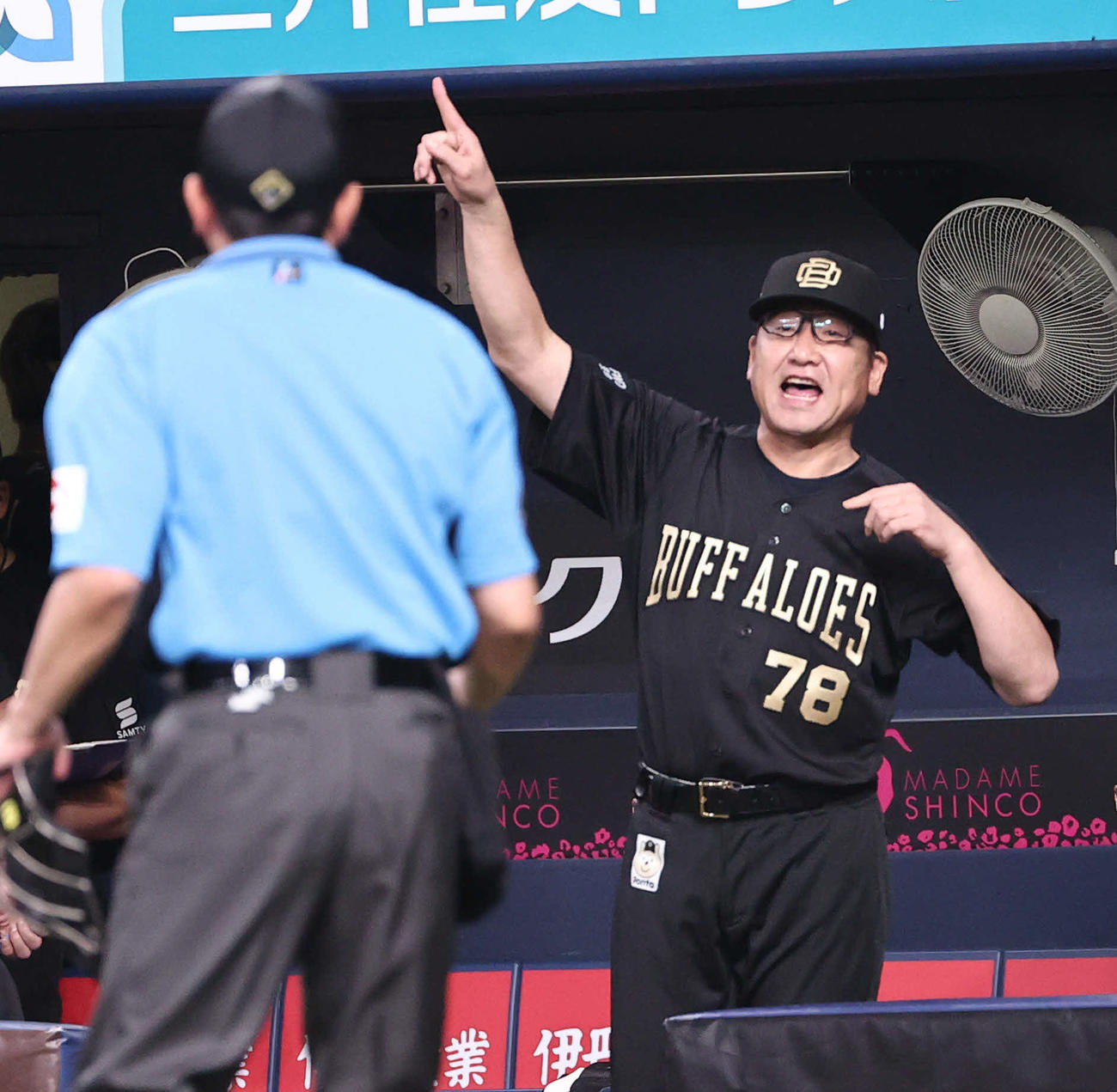 オリックス対ロッテ　5回の攻撃を終えオリックス中嶋監督は選手交代を告げる（撮影・西尾就之）
