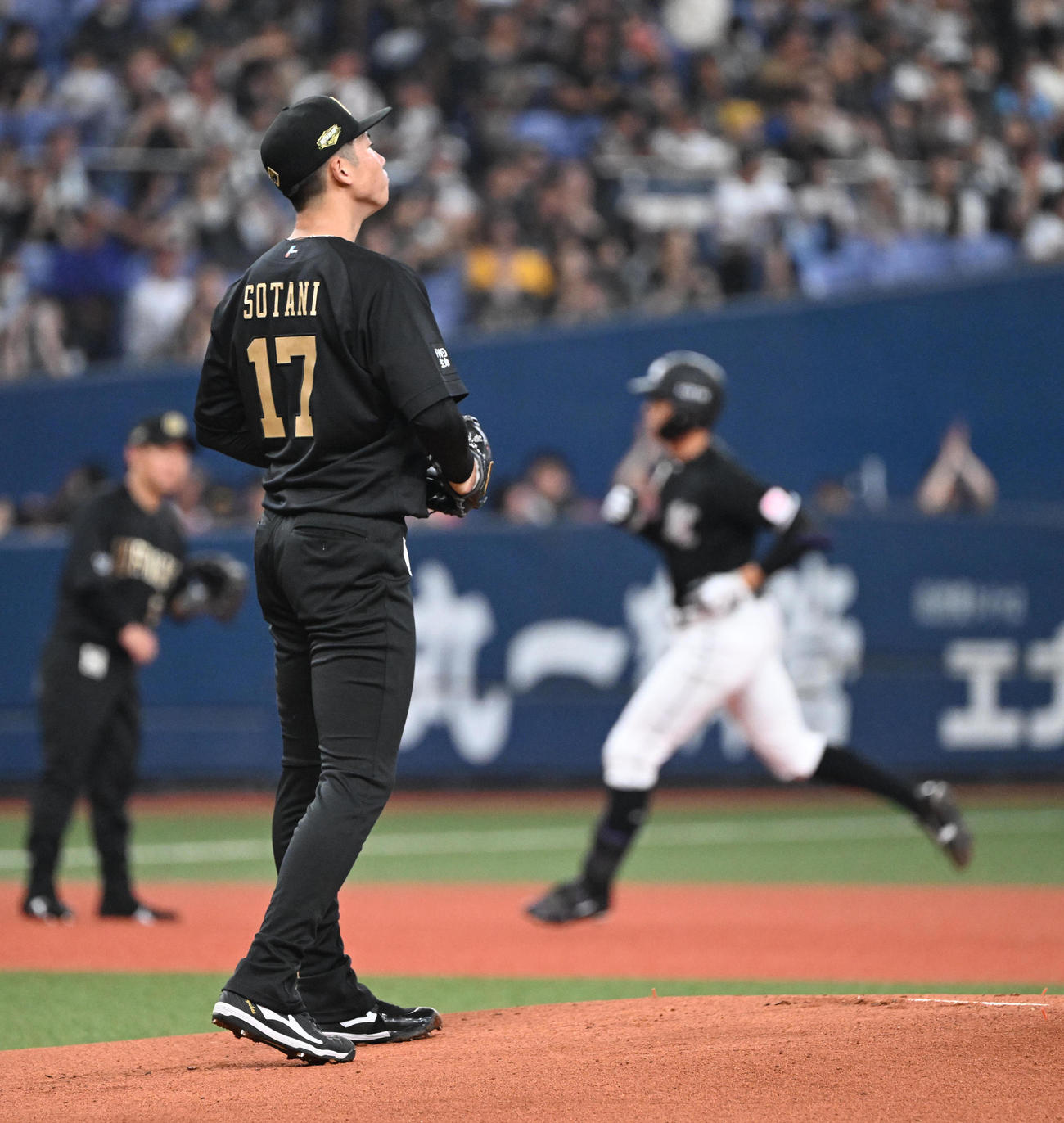 オリックス対ロッテ　1回表ロッテ無死、岡に先頭打者本塁打を浴びる曽谷（撮影・和賀正仁）