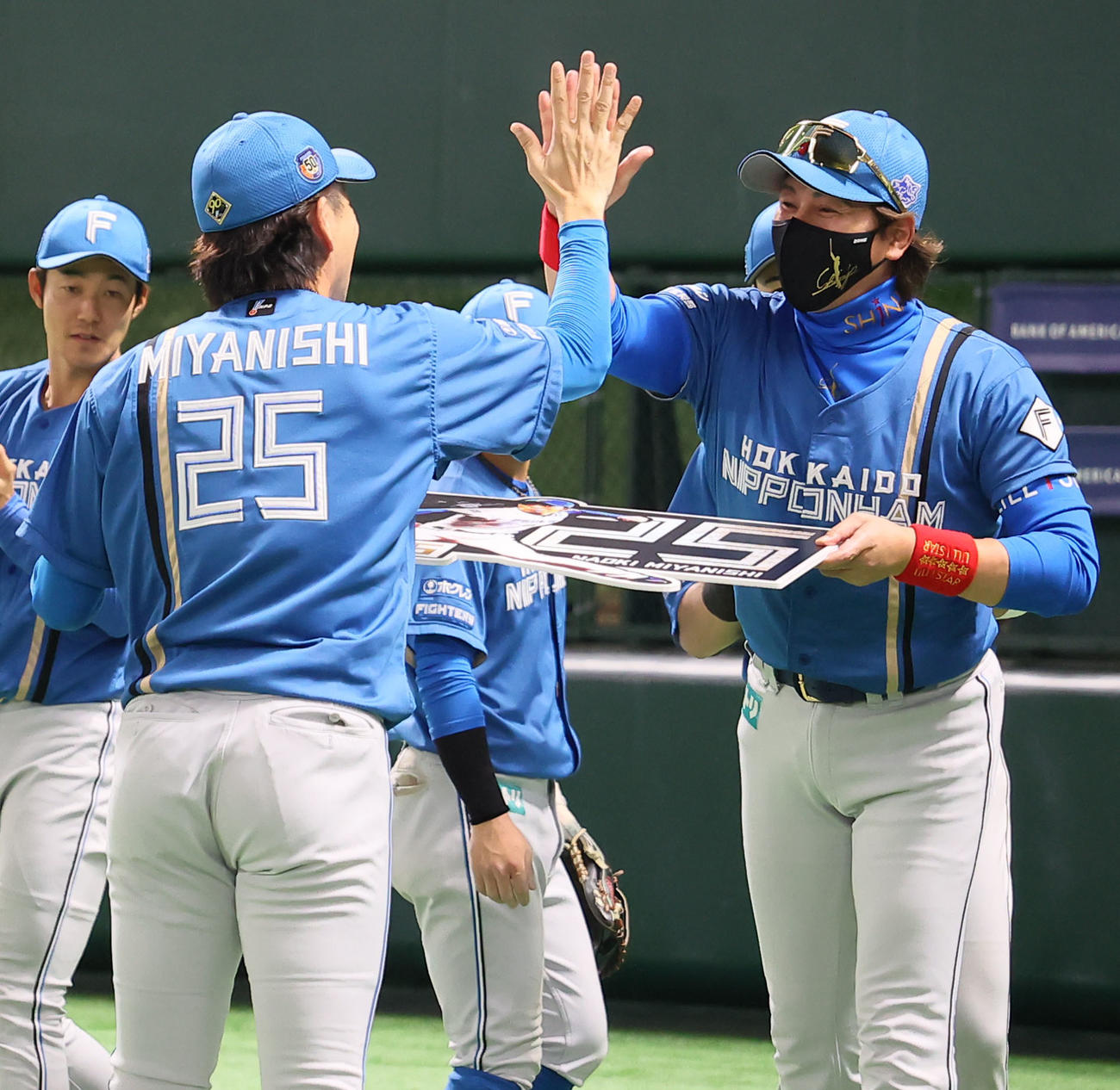 ソフトバンク対日本ハム　400ホールドを達成し新庄監督（右）から記念パネルを受け取る宮西（撮影・鬼束羽瑠菜）