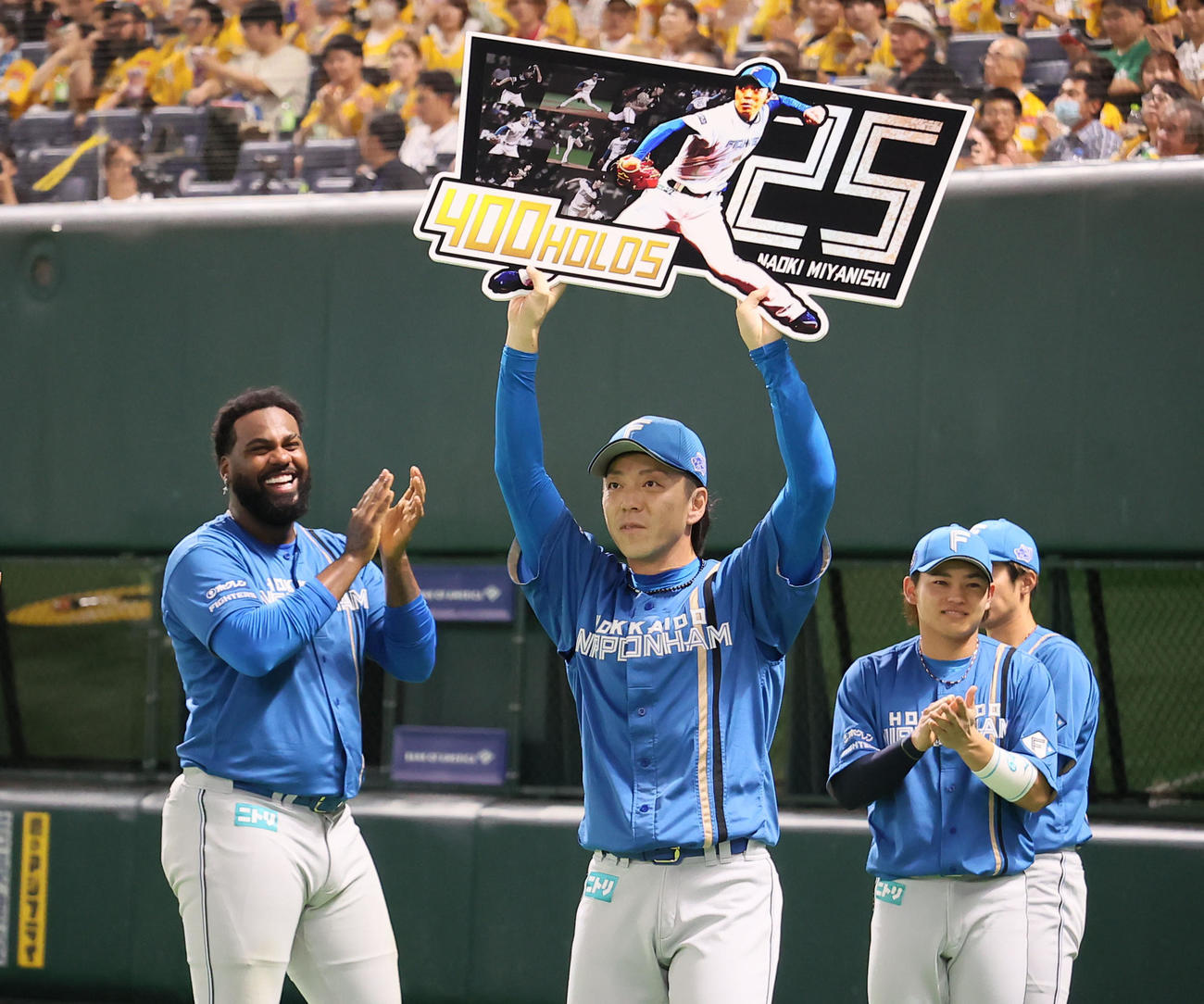 ソフトバンク対日本ハム　400ホールドを達成し歓声に応える宮西（撮影・鬼束羽瑠菜）