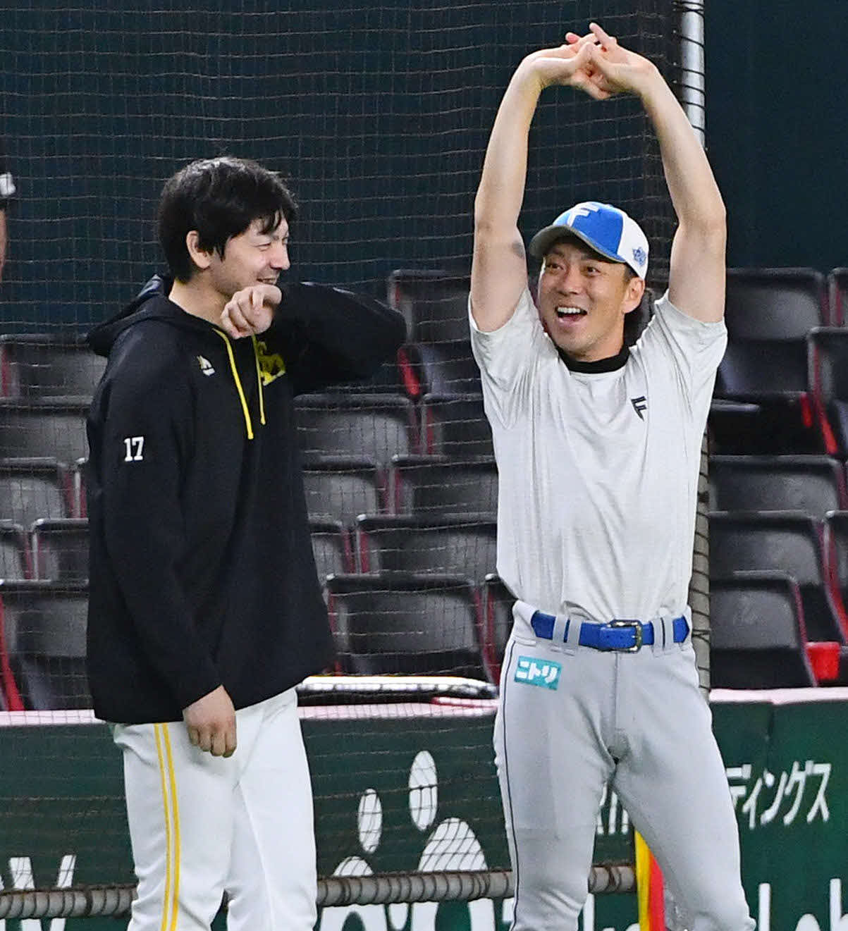 ソフトバンク対日本ハム　試合前、ソフトバンク有原（左）と談笑する日本ハム宮西（撮影・岩下翔太）
