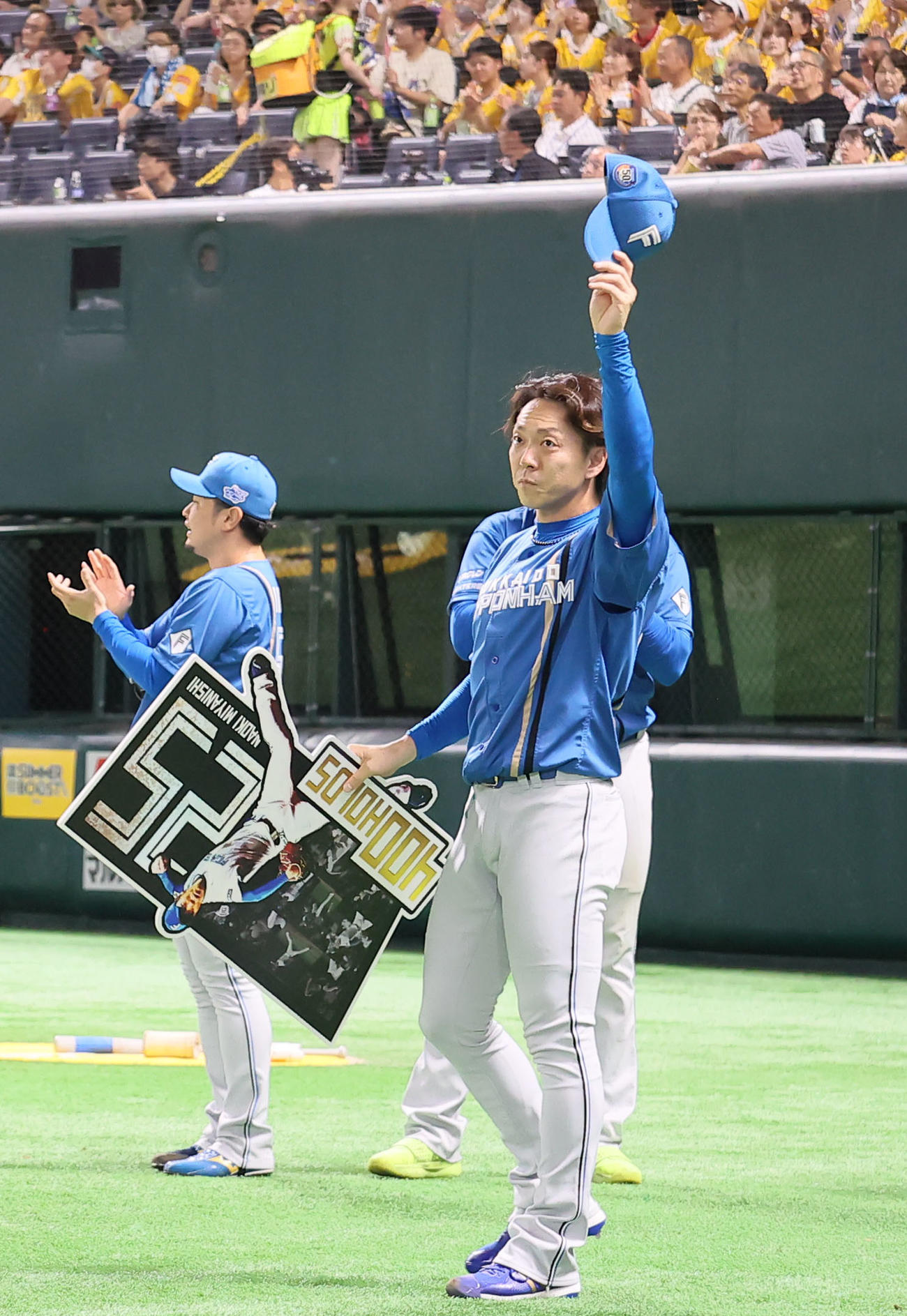 ソフトバンク対日本ハム　400ホールドを達成しファンの歓声に応える宮西（中央）（撮影・鬼束羽瑠菜）