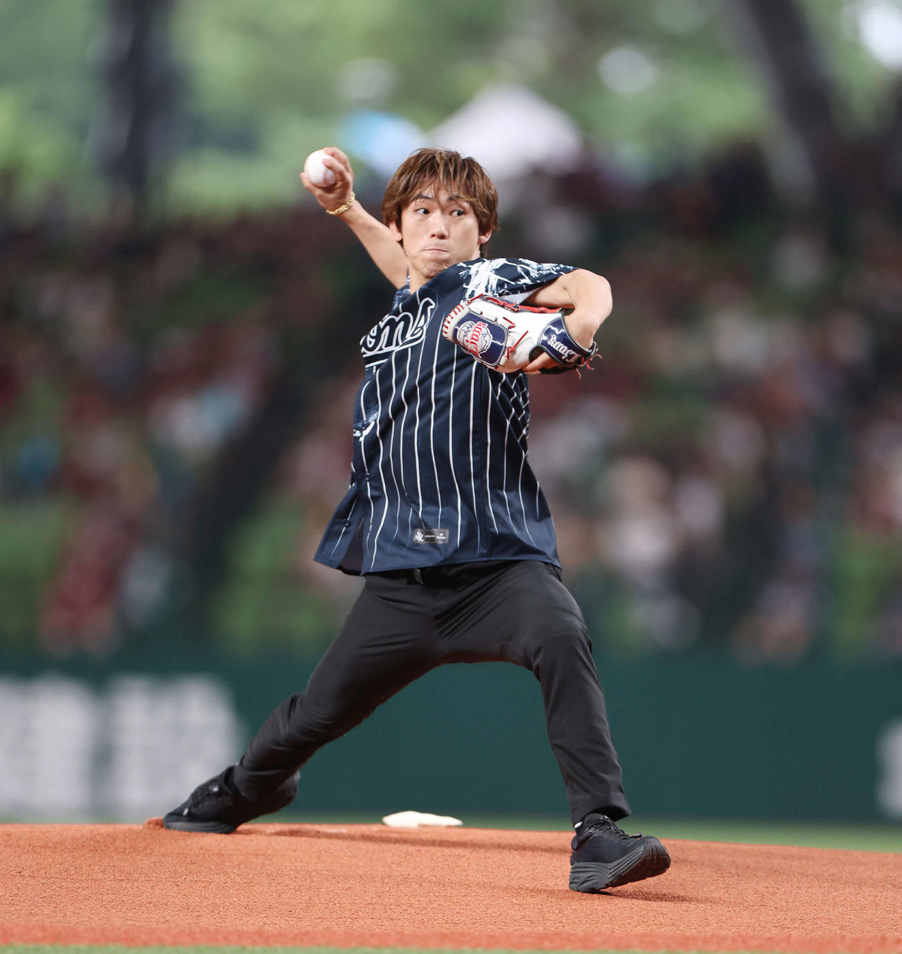 西武対楽天　試合前、セレモニアルピッチで投球するEXILE NAOTO（撮影・宮地輝）