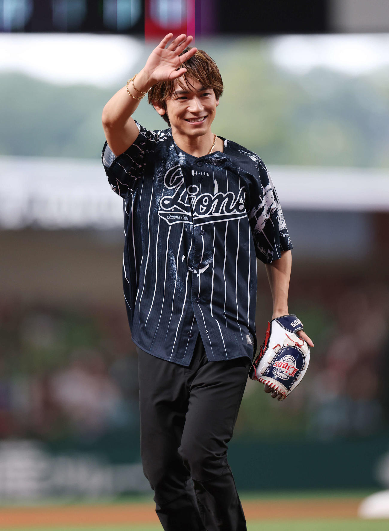 西武対楽天　試合前、セレモニアルピッチを務めたEXILE NAOTO（撮影・宮地輝）