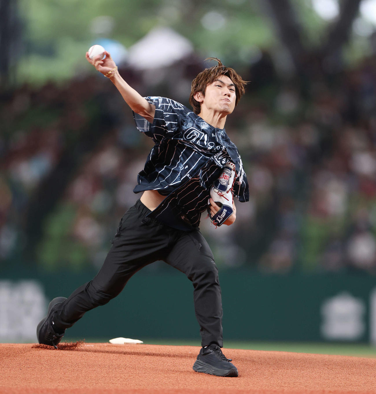西武対楽天　試合前、セレモニアルピッチで投球するEXILE NAOTO（撮影・宮地輝）