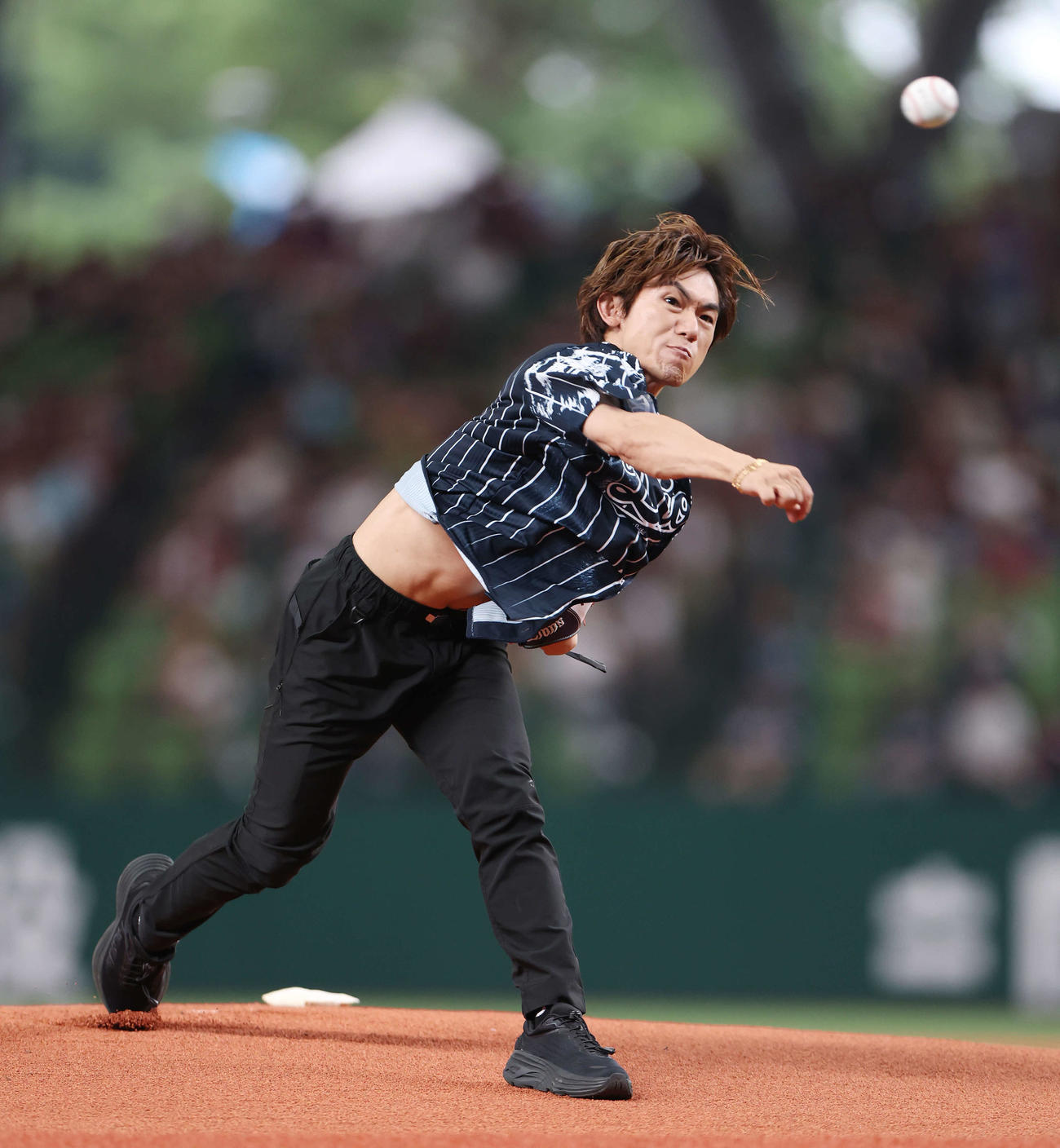 西武対楽天　試合前、セレモニアルピッチで投球するEXILE NAOTO（撮影・宮地輝）