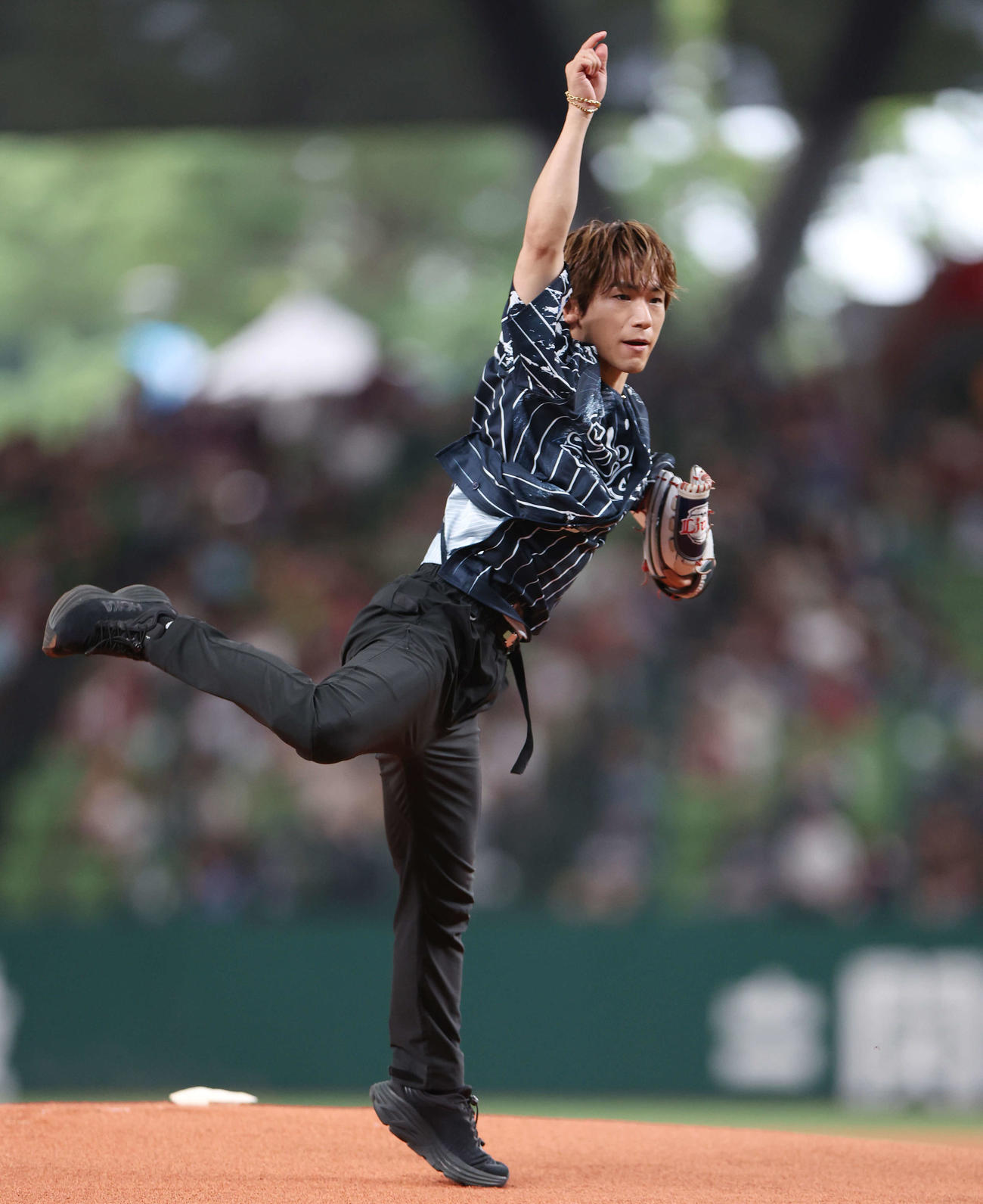 西武対楽天　試合前、セレモニアルピッチで投球するEXILE NAOTO（撮影・宮地輝）