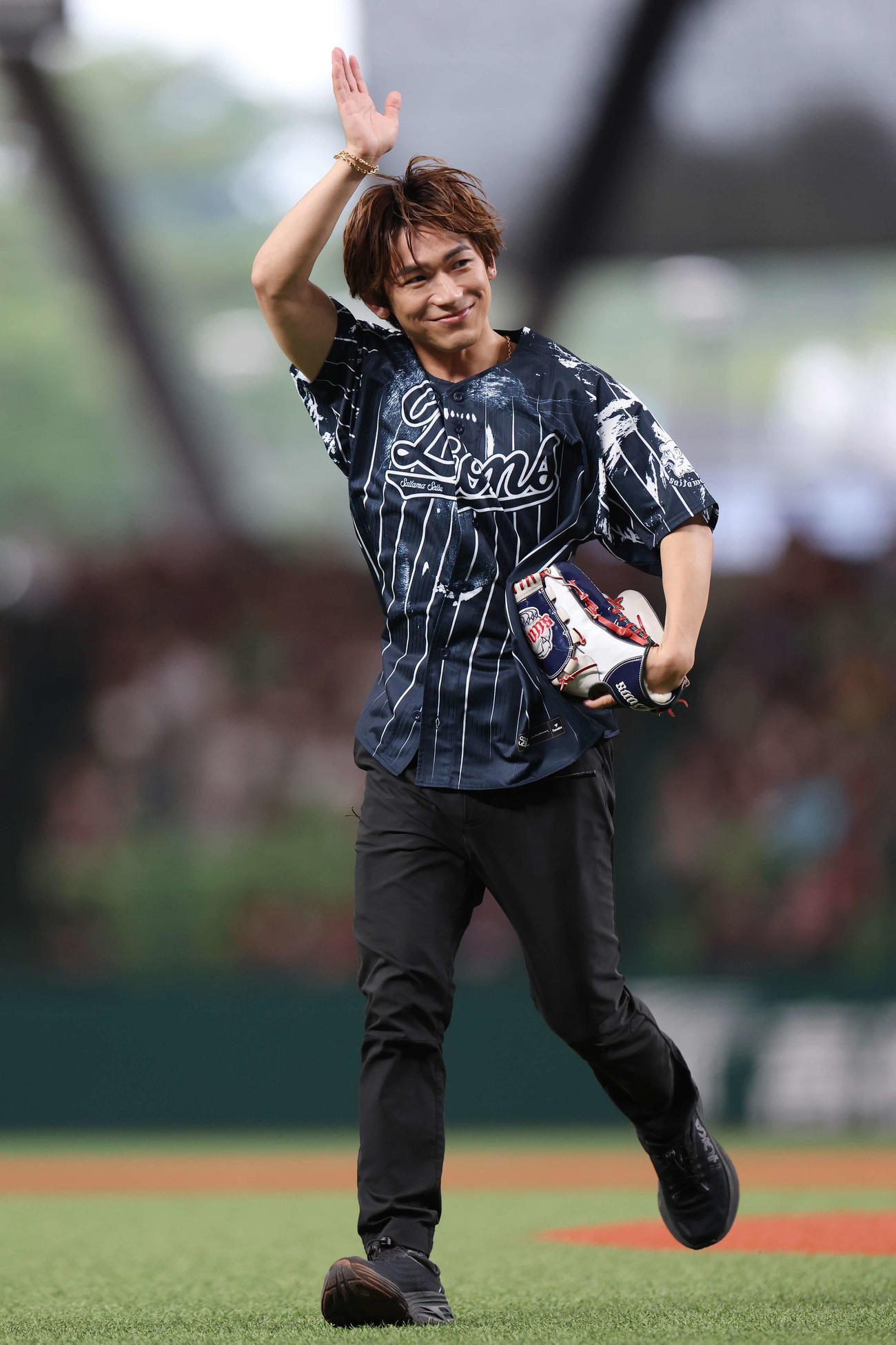 西武対楽天　試合前、セレモニアルピッチを務めたEXILE NAOTO（撮影・宮地輝）