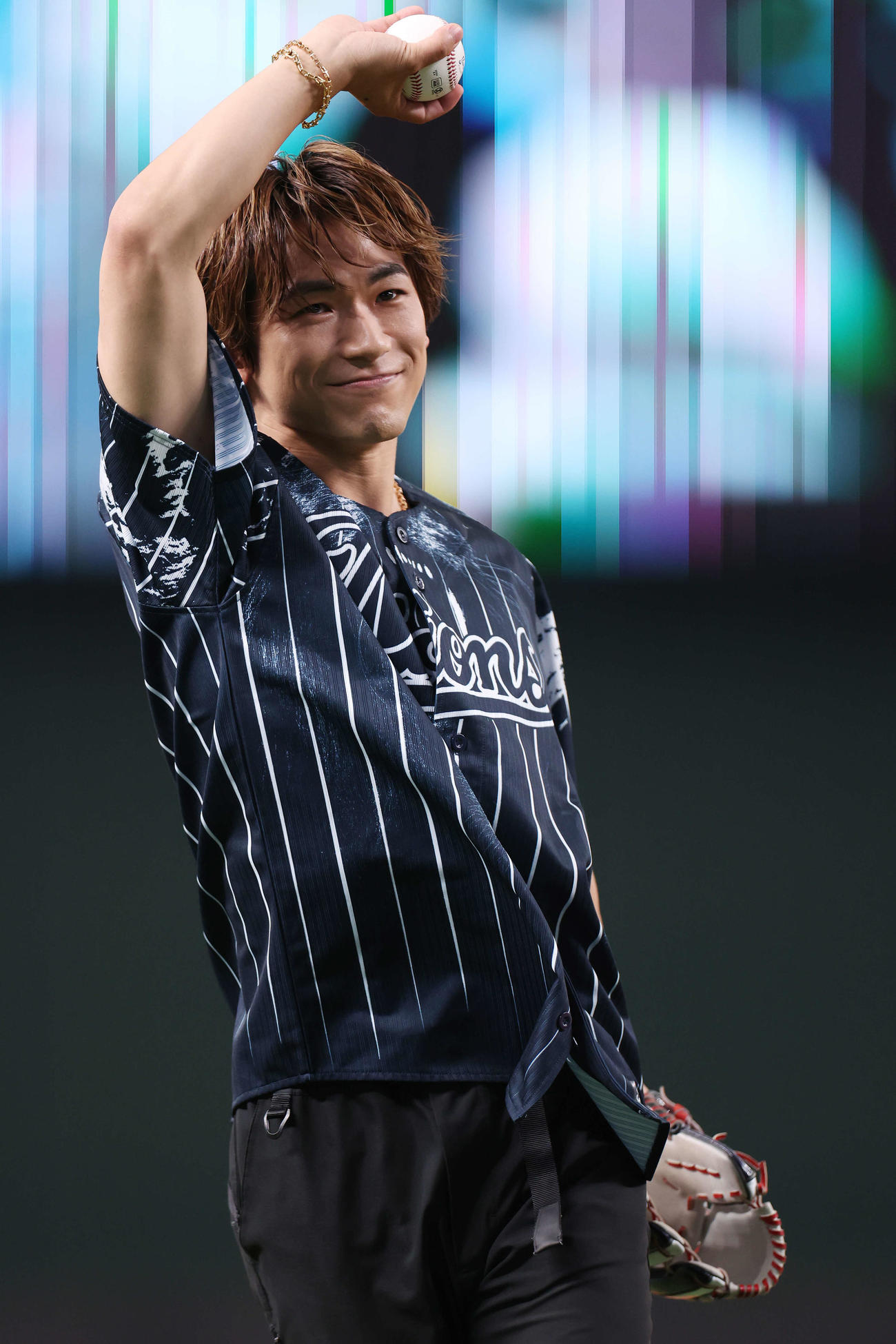 西武対楽天　試合前、セレモニアルピッチを務めたEXILE NAOTO（撮影・宮地輝）