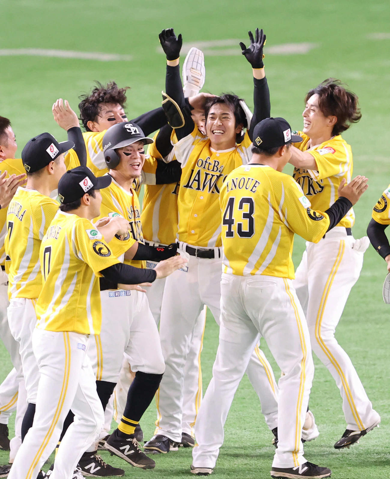 ソフトバンク対日本ハム　9回裏ソフトバンク1死二、三塁、中前サヨナラ適時打を放った柳町（中央）に駆け寄るナイン（撮影・梅根麻紀）