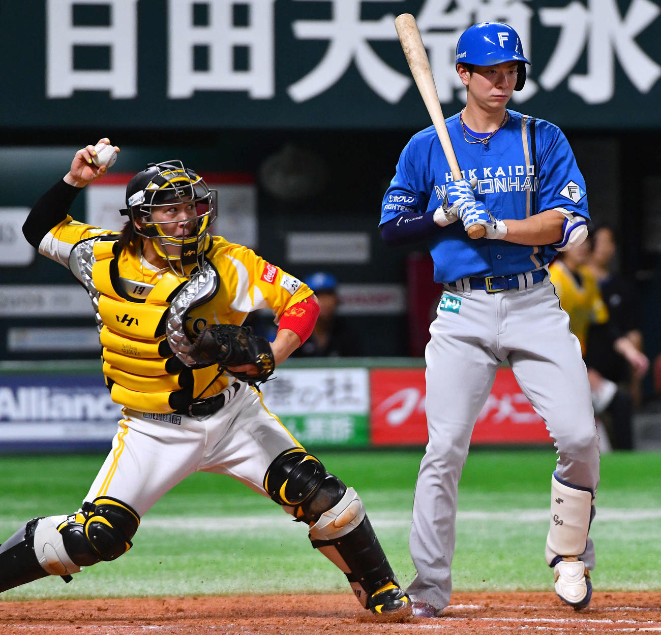 ソフトバンク対日本ハム　9回表日本ハム1死一塁、打者・松本剛（右）の時、甲斐は二盗を試みた五十幡を刺す（撮影・岩下翔太）