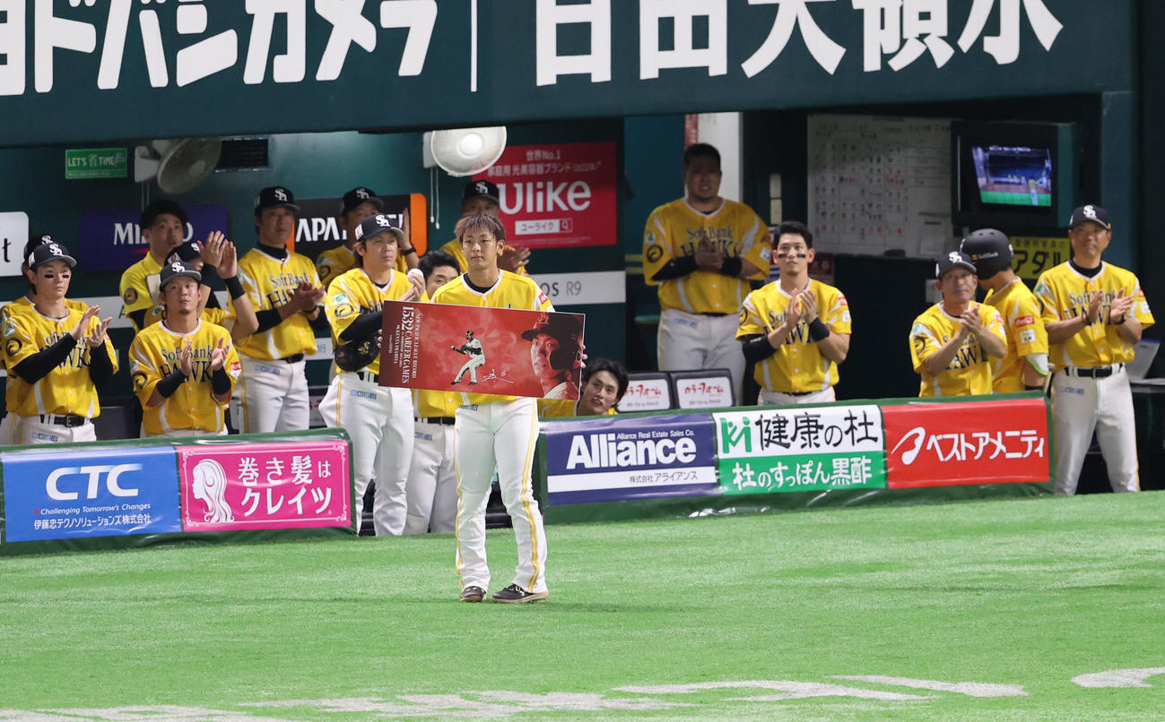 ソフトバンク対日本ハム　5回終了時にパリーグ最多試合数出場を達成した今宮は記念ボードを手にする（撮影・梅根麻紀）