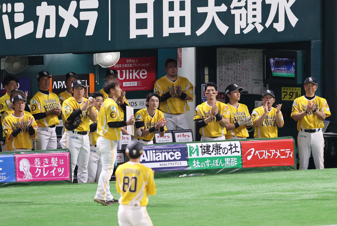 ソフトバンク対日本ハム　5回終了時にパリーグ最多試合数出場を達成した今宮は記念ボードを手にする（撮影・梅根麻紀）