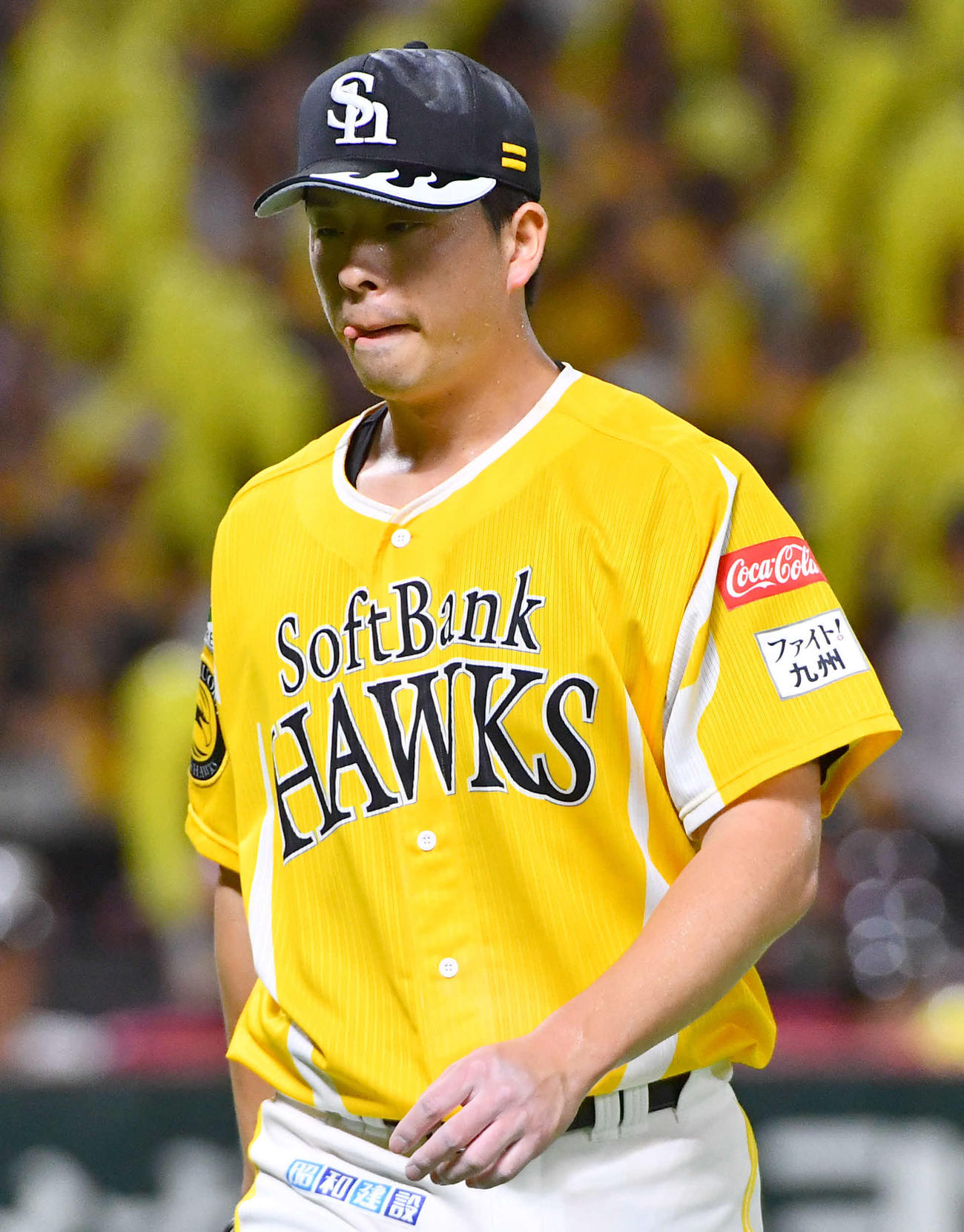 ソフトバンク対日本ハム　7回表終了後、野村に逆転本塁打を打たれた大関は悔しそうに舌を出しながらベンチへ戻る（撮影・岩下翔太）