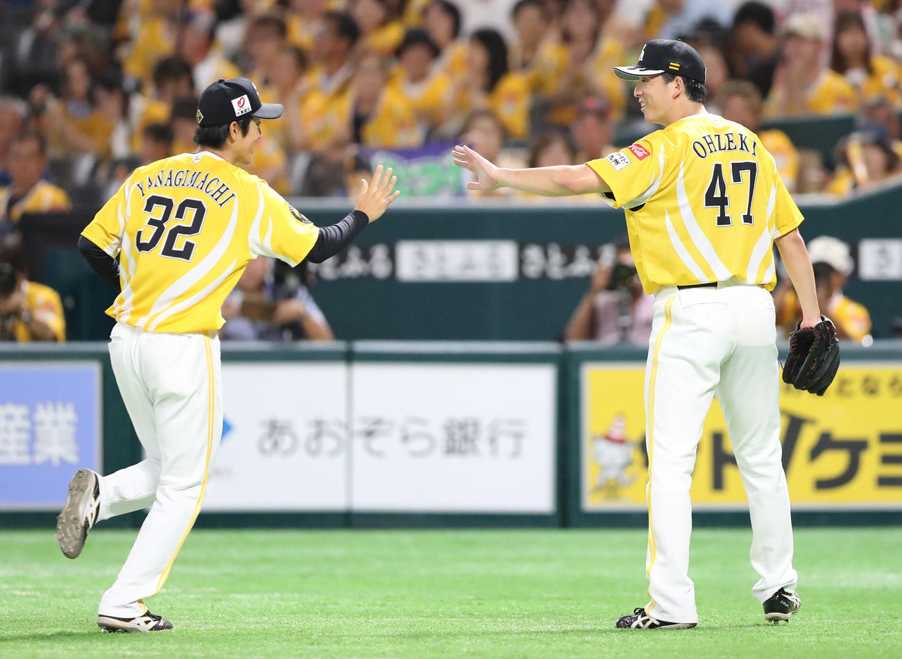 ソフトバンク対日本ハム　2回2死、石井一成の打球を好捕した柳町（左）を笑顔で出迎える大関（撮影・鬼束羽瑠菜）