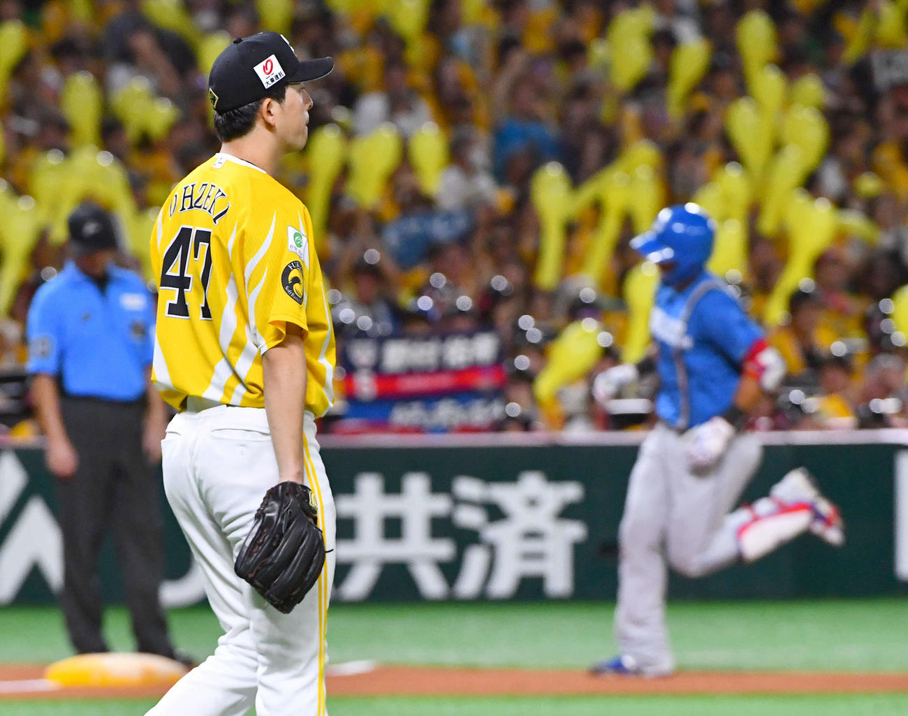 ソフトバンク対日本ハム　7回表日本ハム2死一塁、野村（右）に逆転の中越え2点本塁打を打たれた大関（撮影・岩下翔太）