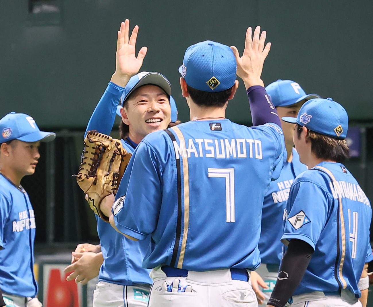ソフトバンク対日本ハム　400ホールドを達成した宮西（奥）は松本とハイタッチ（撮影・鬼束羽瑠菜）