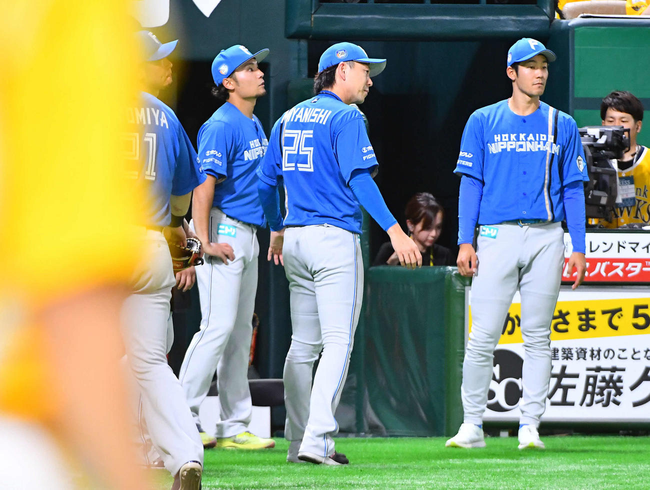 ソフトバンク対日本ハム　サヨナラ負けとなり、ベンチ前でナインを迎える日本ハム宮西（中央）と伊藤（左）（撮影・岩下翔太）