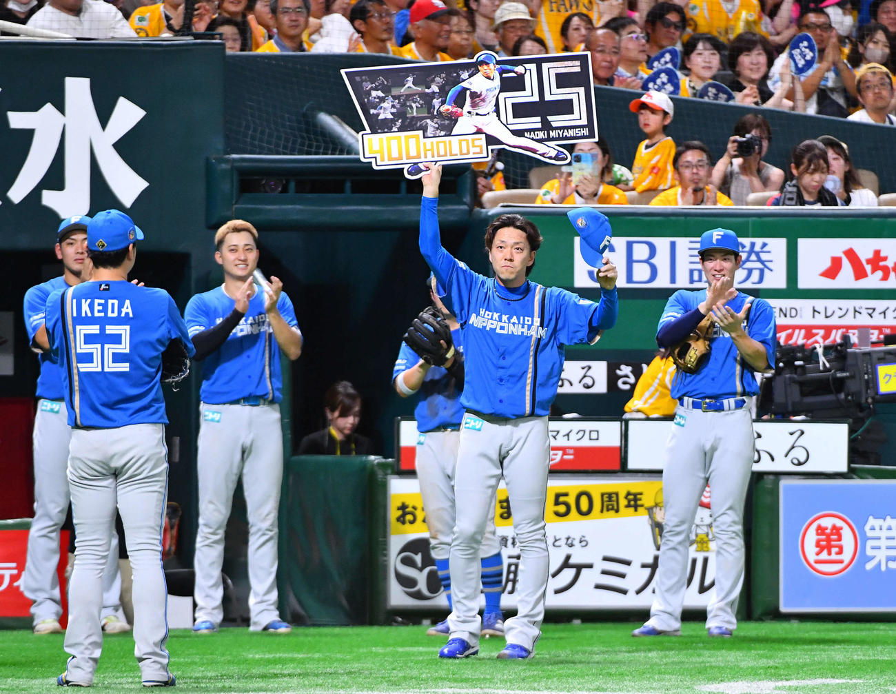 ソフトバンク対日本ハム　8回裏終了後、通算400ホールドを達成し、記念ボードを掲げる宮西（撮影・岩下翔太）