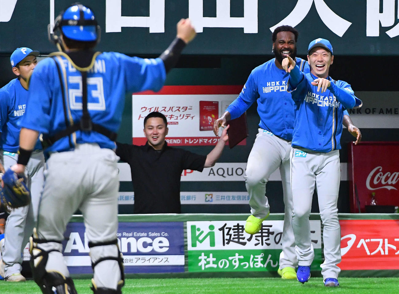 ソフトバンク対日本ハム　8回裏終了後、通算400ホールドを達成した宮西（右）は笑顔で伏見（手前）を指さす（撮影・岩下翔太）