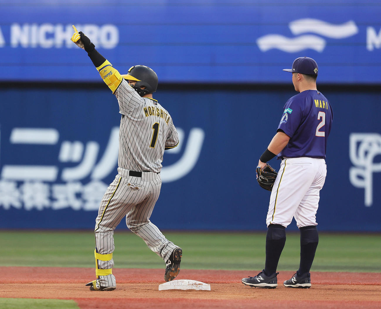 DeNA対阪神　1回表阪神1死二塁、森下（左）は左適時二塁打を放ちガッツポーズ。右はDeNA牧（撮影・足立雅史）