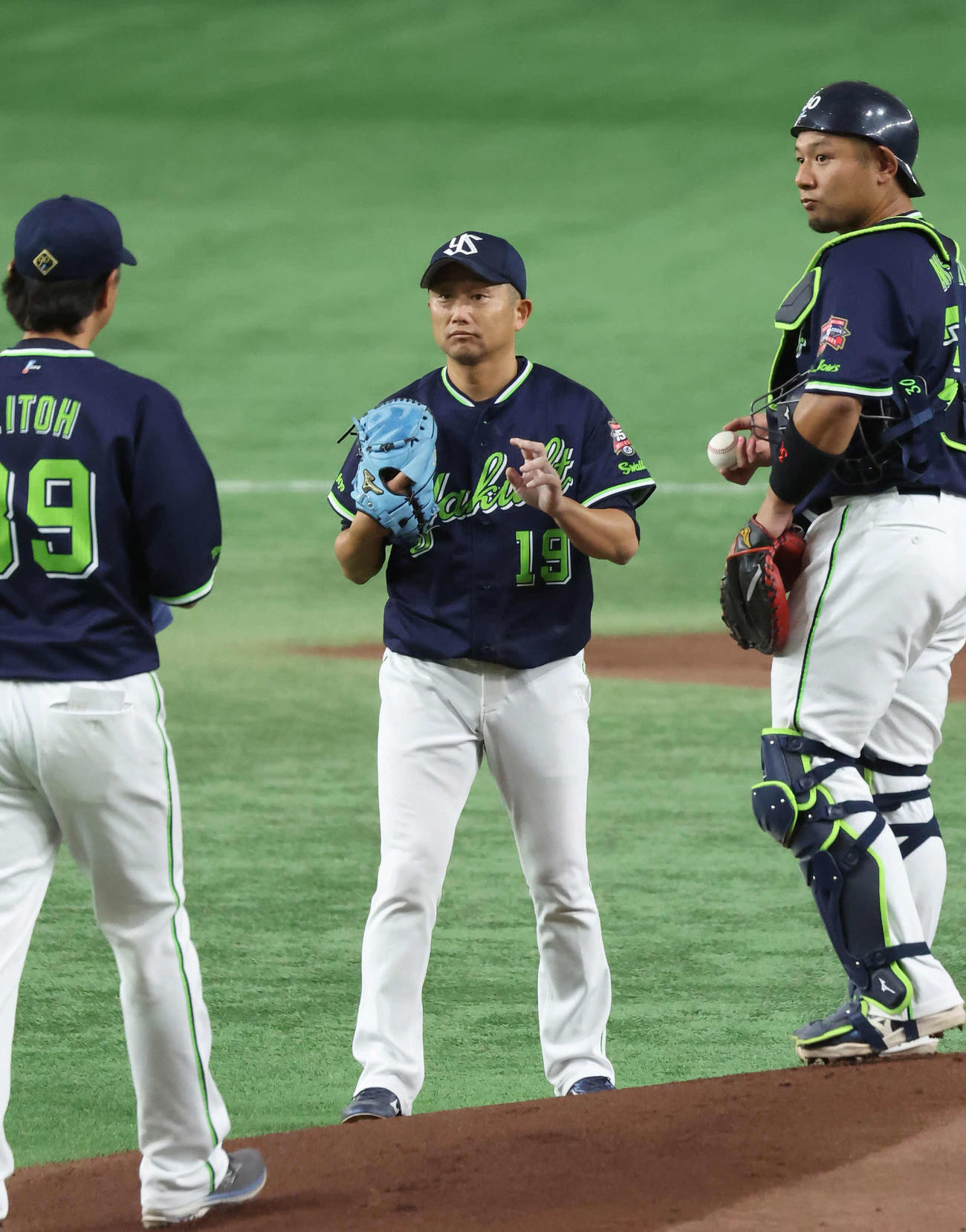 巨人対ヤクルト　1回裏巨人2死一、二塁、大城に適時二塁打を打たれたヤクルト先発の石川（撮影・丹羽敏通）