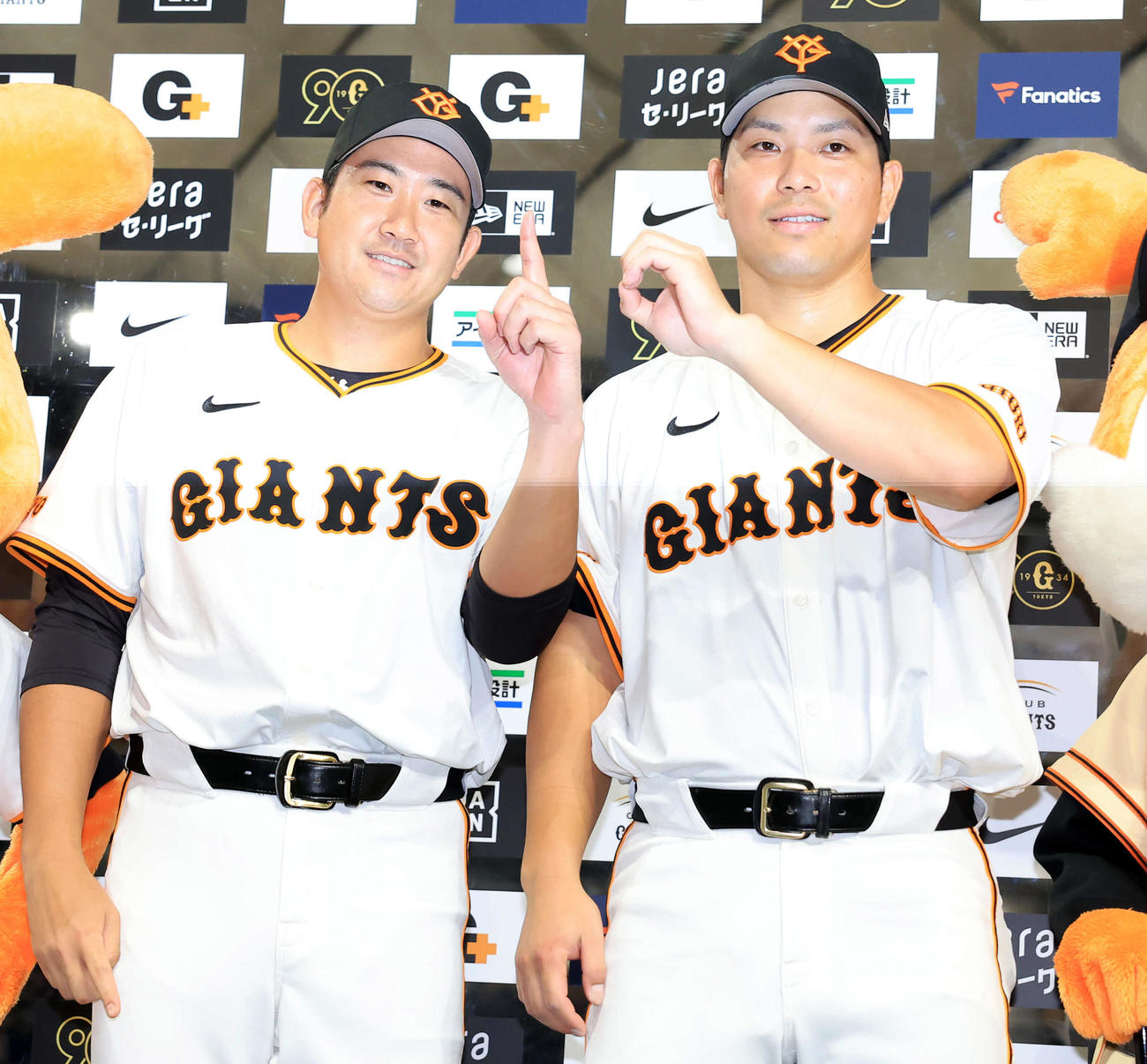 巨人対ヤクルト　2年ぶり2ケタ勝利の巨人菅野（左）は、大城卓と「10」のポーズで笑顔（撮影・浅見桂子）