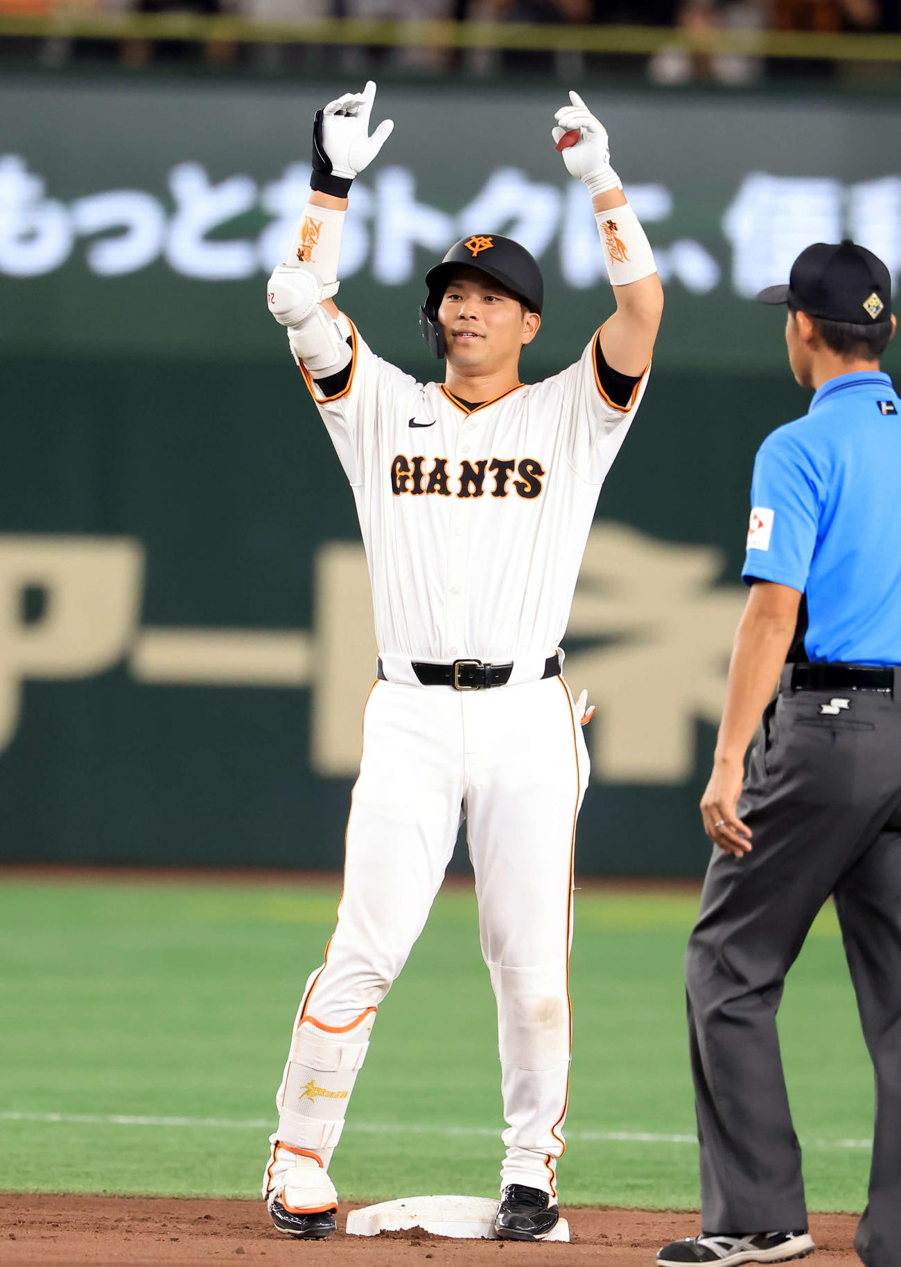 巨人対ヤクルト　1回裏巨人2死一、二塁、大城卓は中越え2点適時二塁打を放ちベンチにポーズ（撮影・浅見桂子）