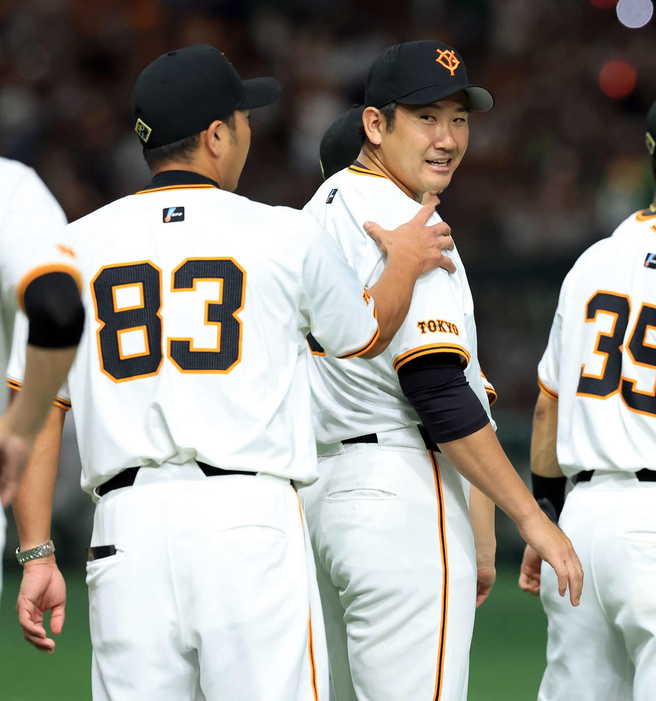 巨人対ヤクルト　2年ぶり2ケタ勝利となる10勝目を挙げた巨人菅野（右）は、阿部監督から肩をもまれて労われる（撮影・浅見桂子）