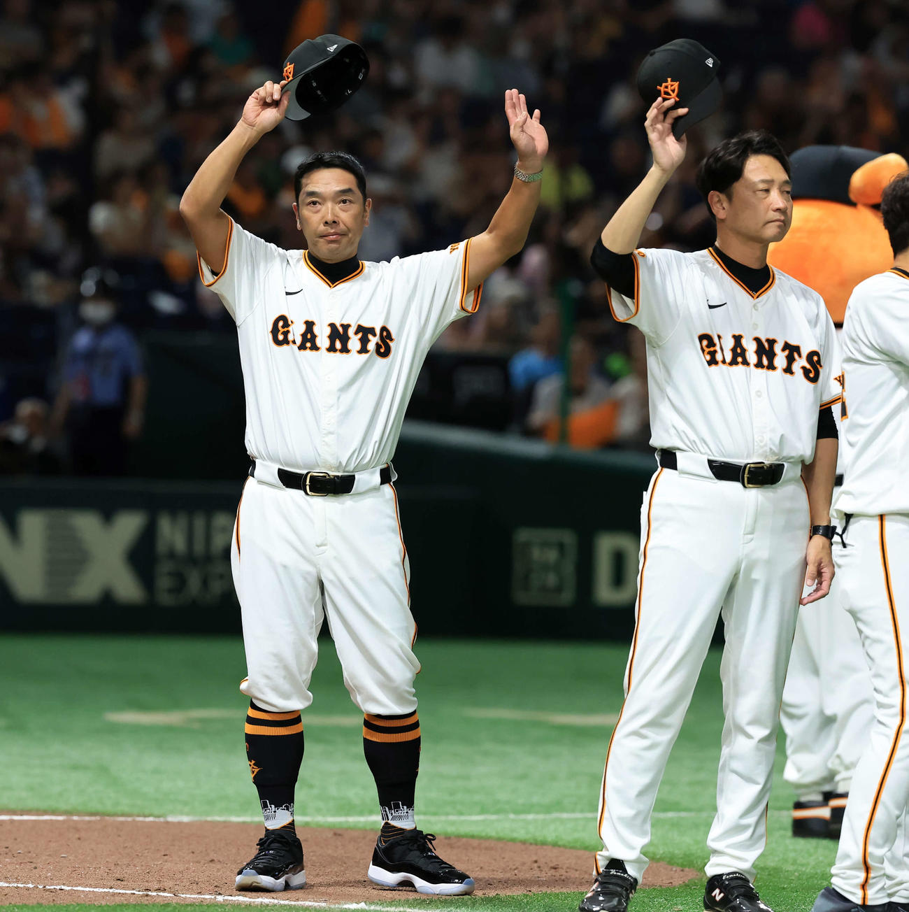 巨人対ヤクルト　連勝でスタンドに手を振りあいさつする巨人阿部監督（撮影・浅見桂子）