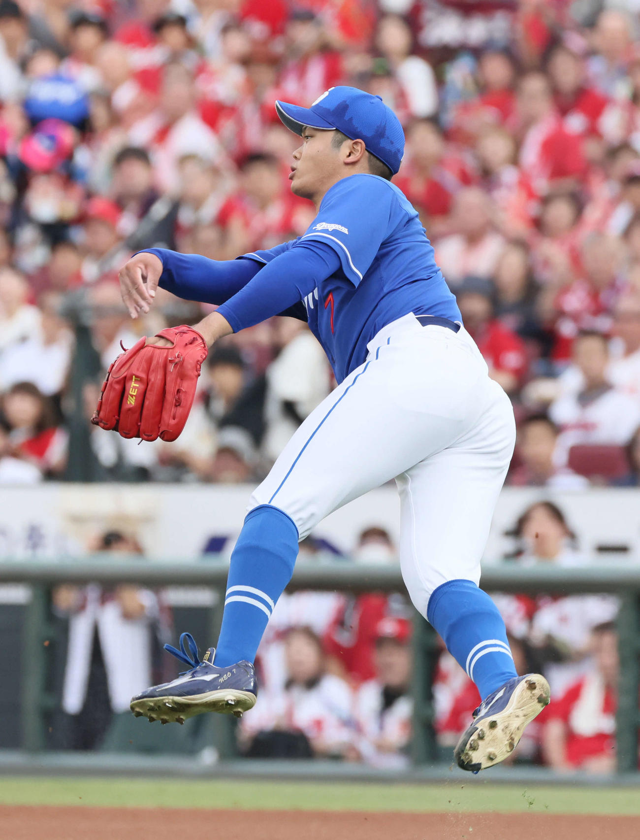 広島対中日　1回裏広島無死一、三塁、中村貴浩の投ゴロで中日先発の根尾昂は二塁へ悪送球し、1点献上（撮影・加藤孝規）