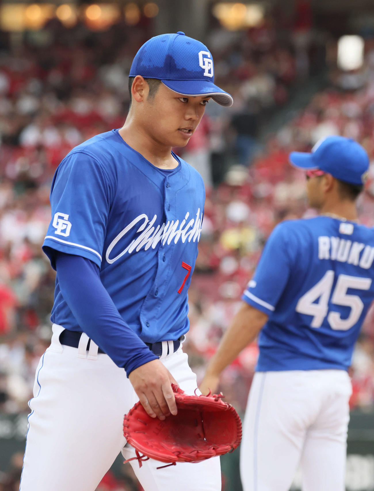 広島対中日　1回5失点でベンチに引き揚げる根尾（撮影・加藤孝規）